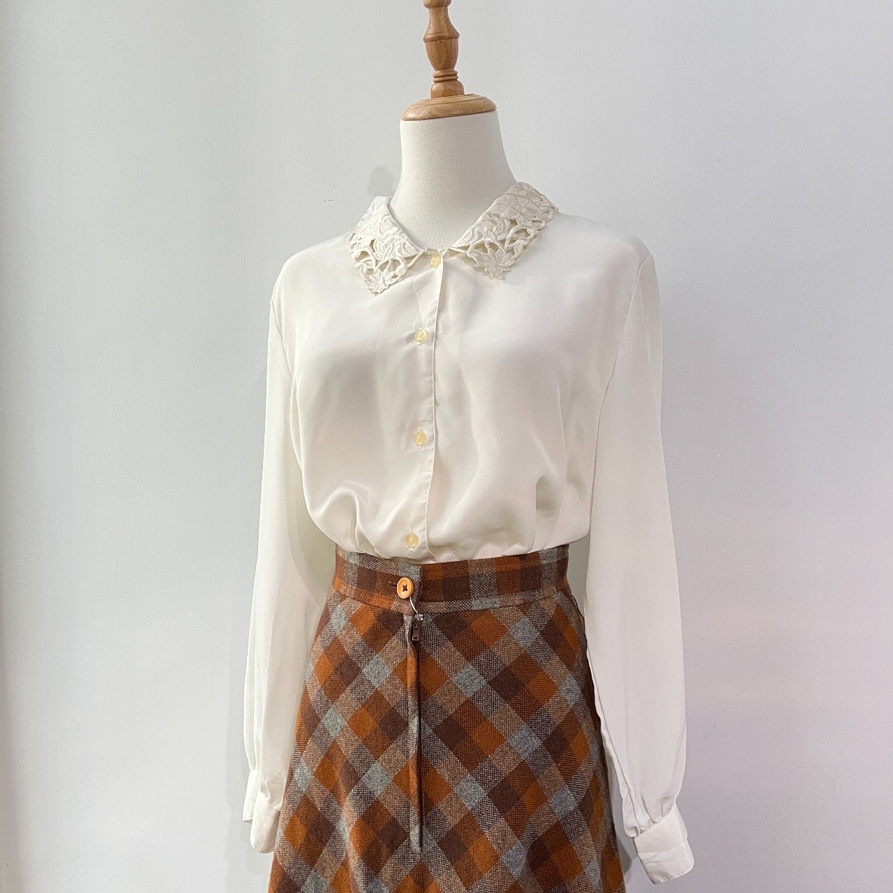 白色刺繡領上衣