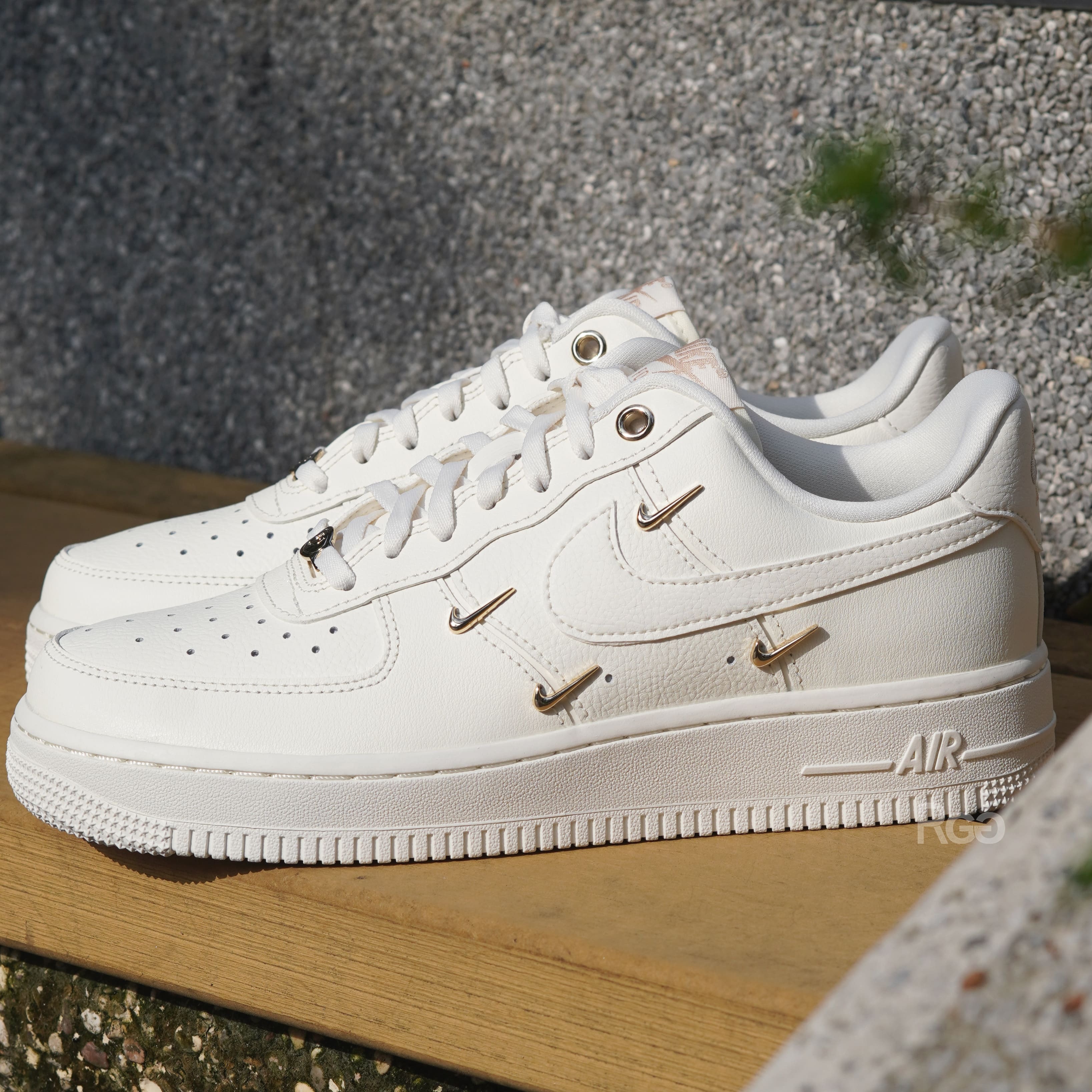 Nike Air Force 1 '07 LX 米白小金勾(FV3654-111)