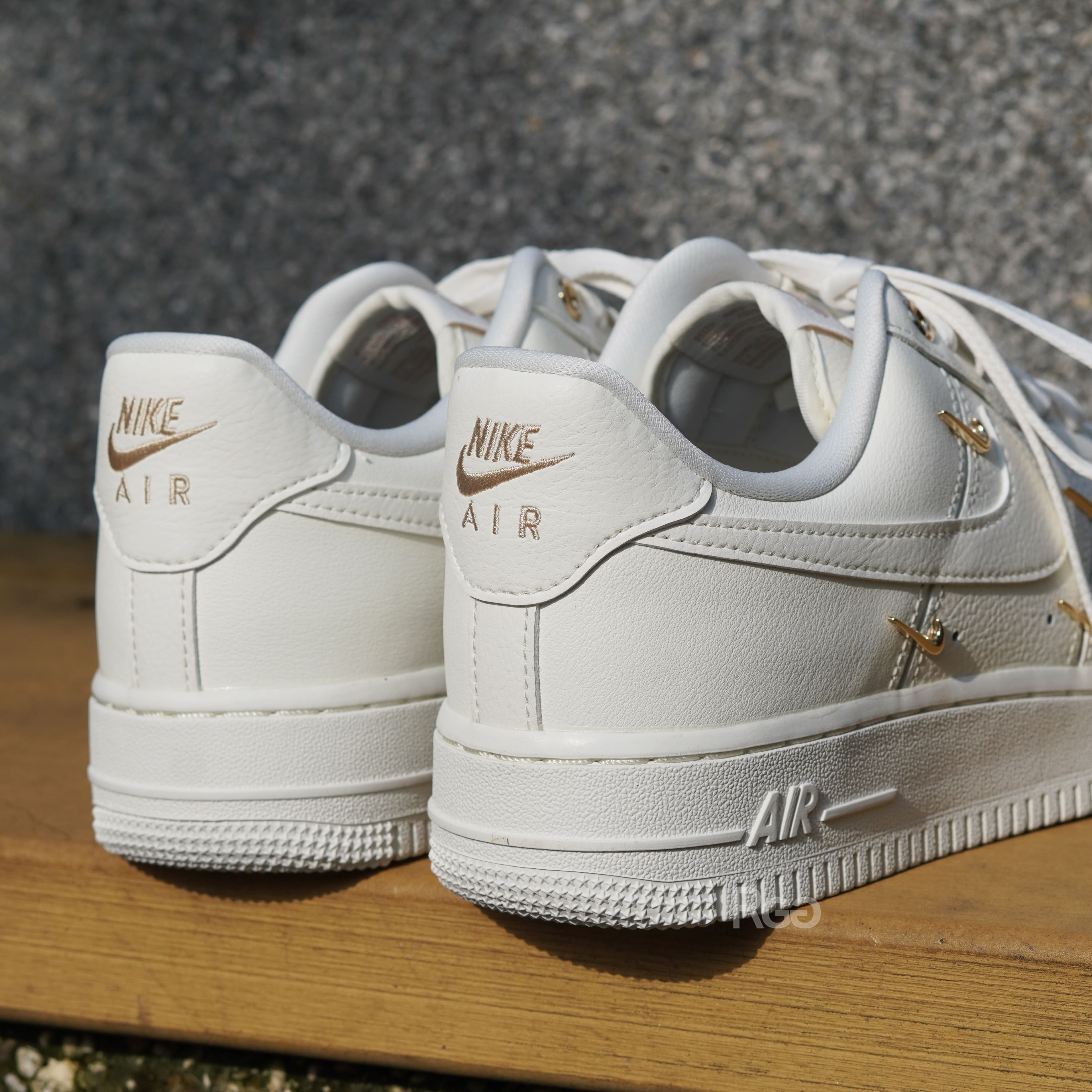 【NIKE】 AIR FORCE 1 '07 白金4連スウッシュ FV3654-111 NIKE AIR FORCE 1 '07 LX 白金勾(FV3654111)