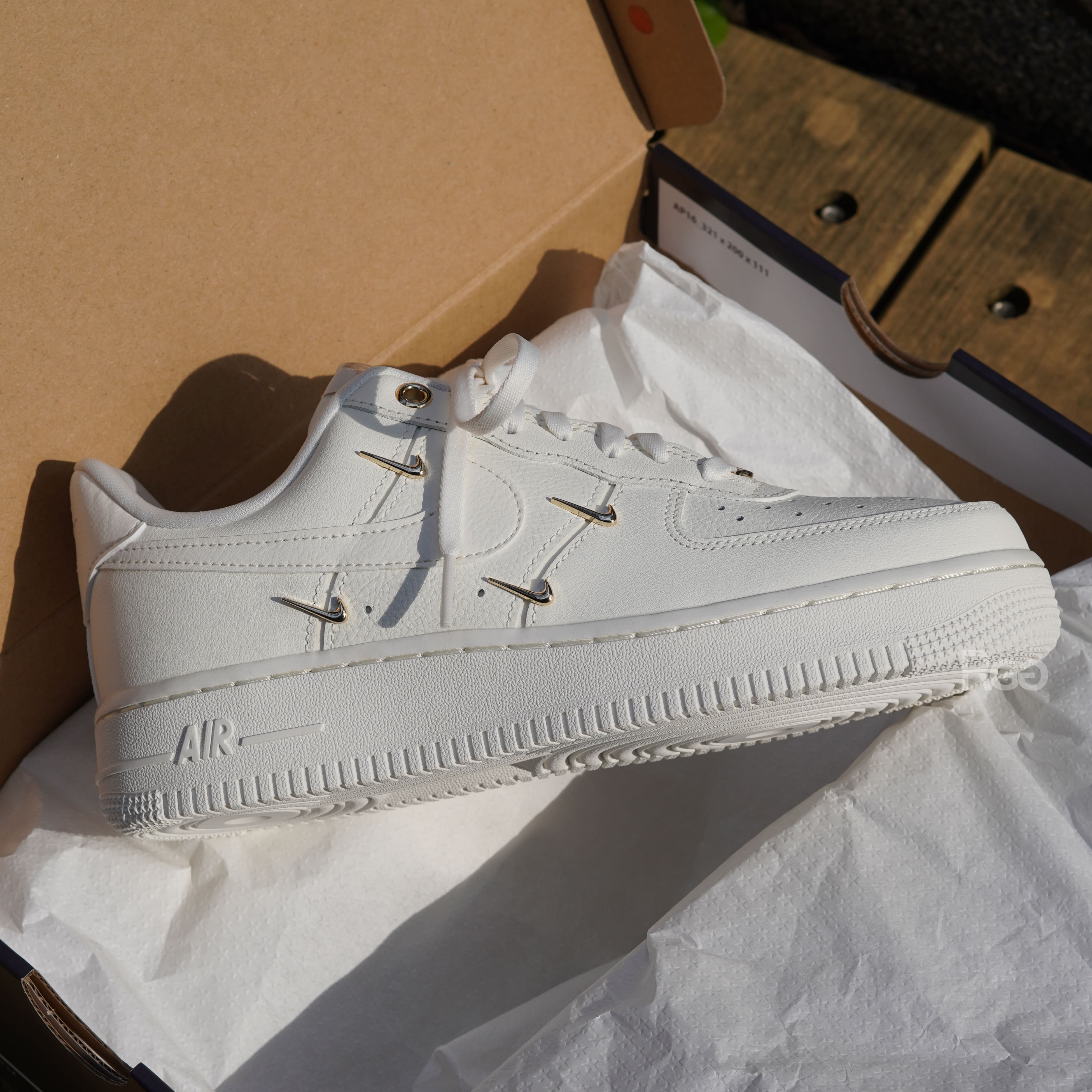 Nike Air Force 1 '07 LX 米白小金勾 (FV3654-111)