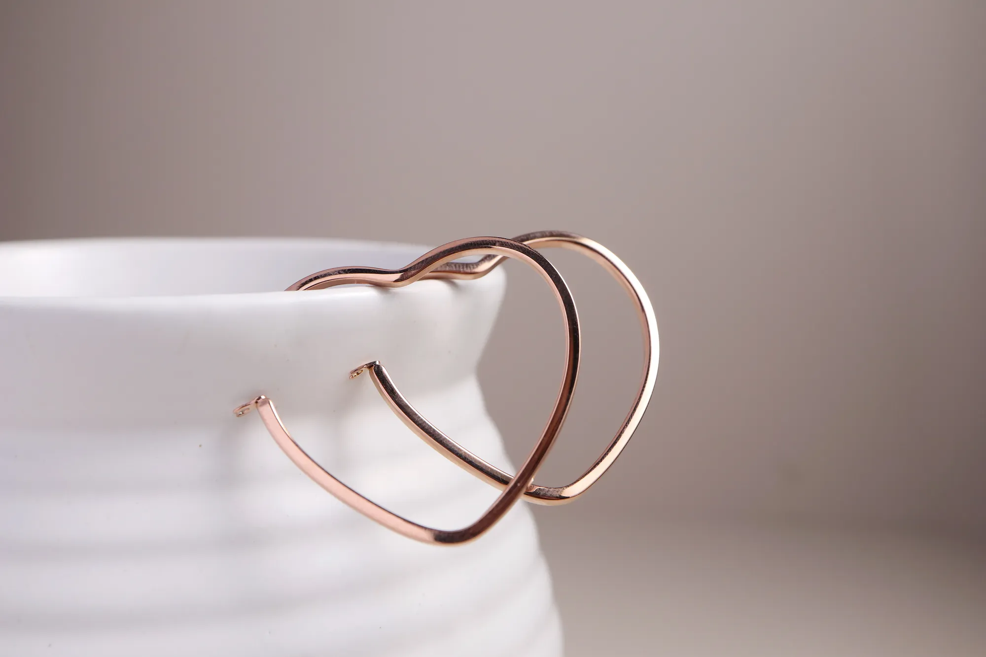 醫療鋼耳環與常見的材質有什麼差別？戴醫療鋼耳環洗澡會生鏽嗎？