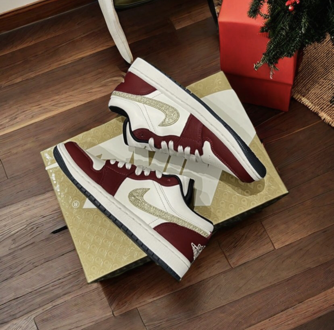 【APAIR】預購 Air Jordan 1 Low SE “Year of the Dragon" 酒紅 金 龍年限定  女鞋 FJ5735-100