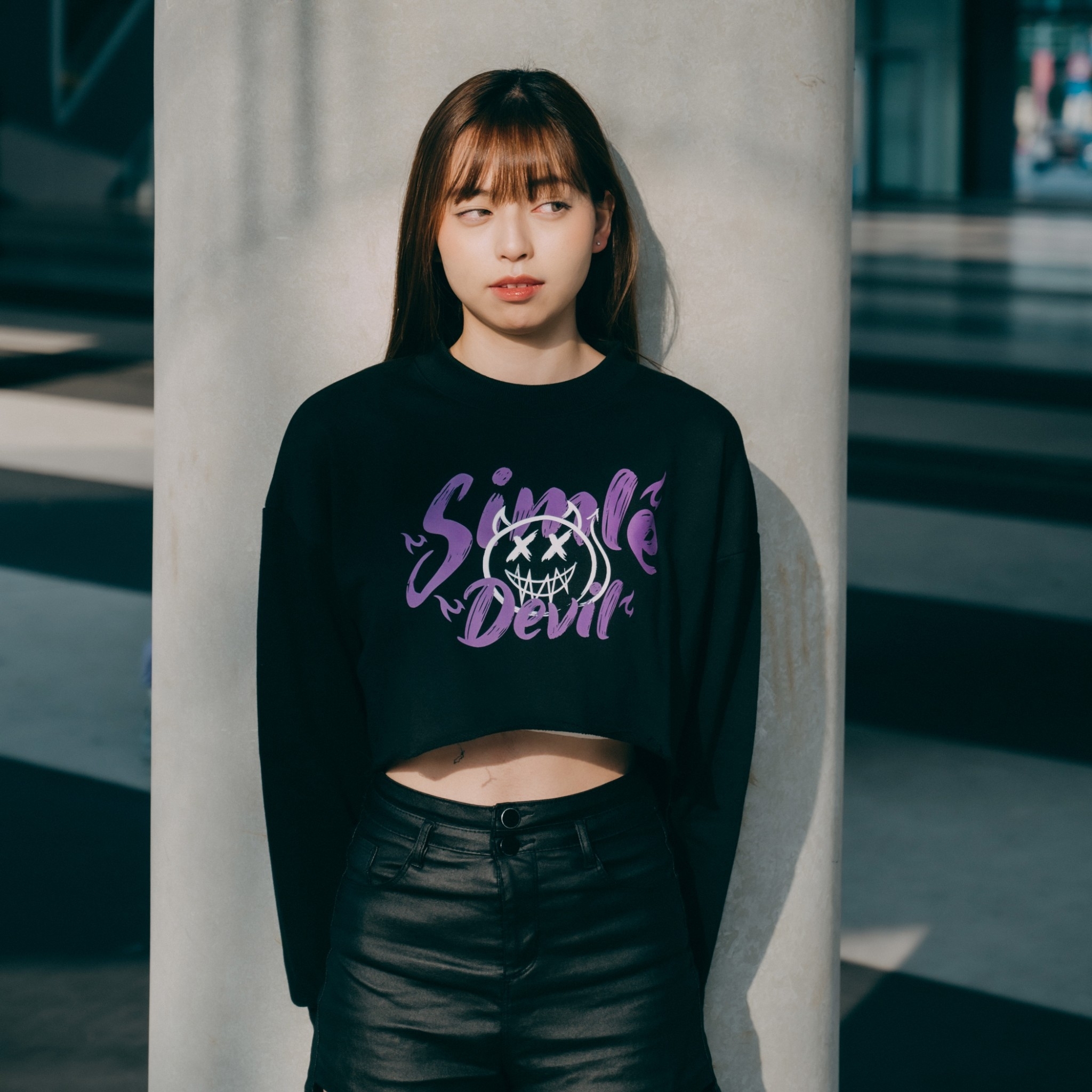 MAXXC 微笑惡魔短版大學T-黑