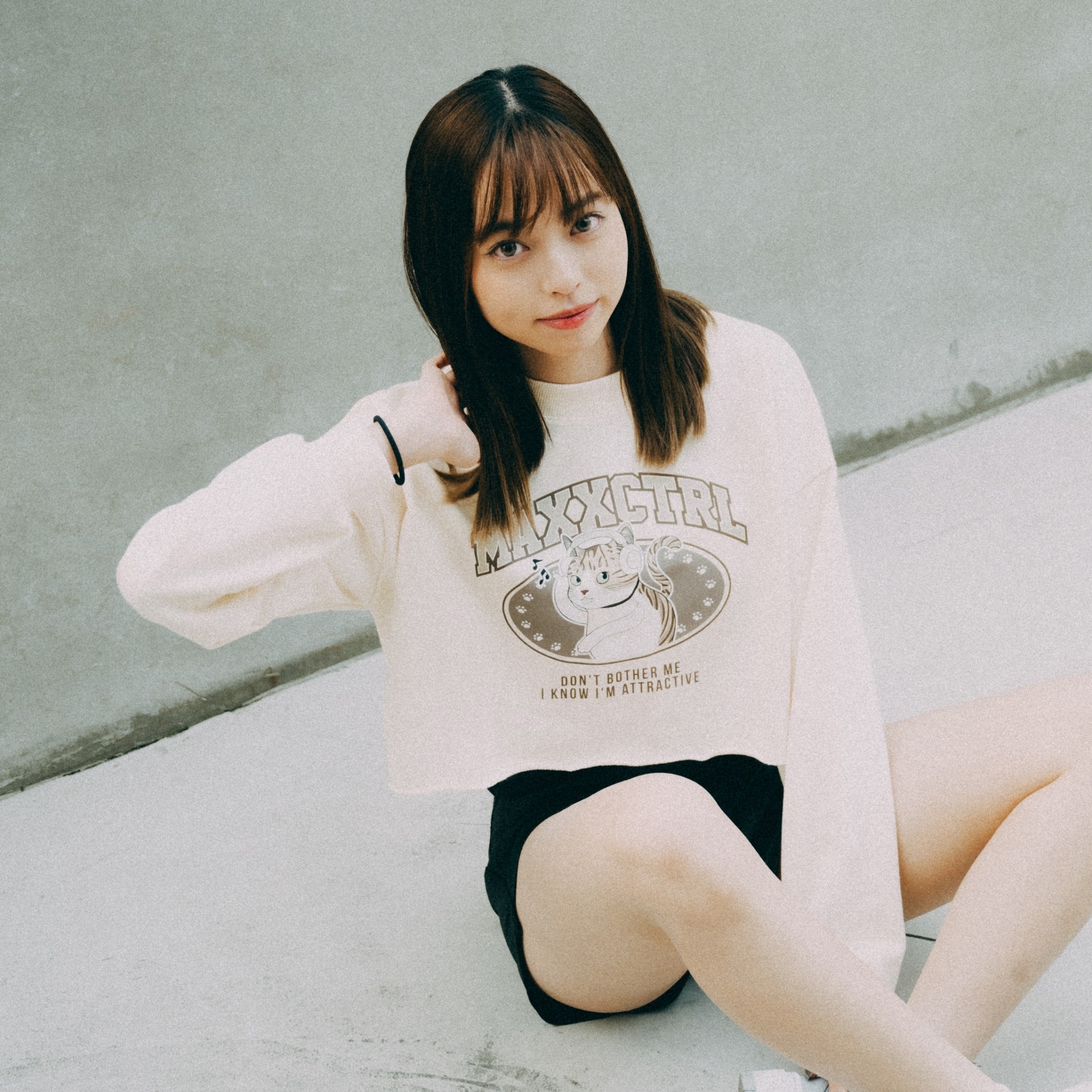 MAXXC 戴耳機的貓短版大學T-奶油