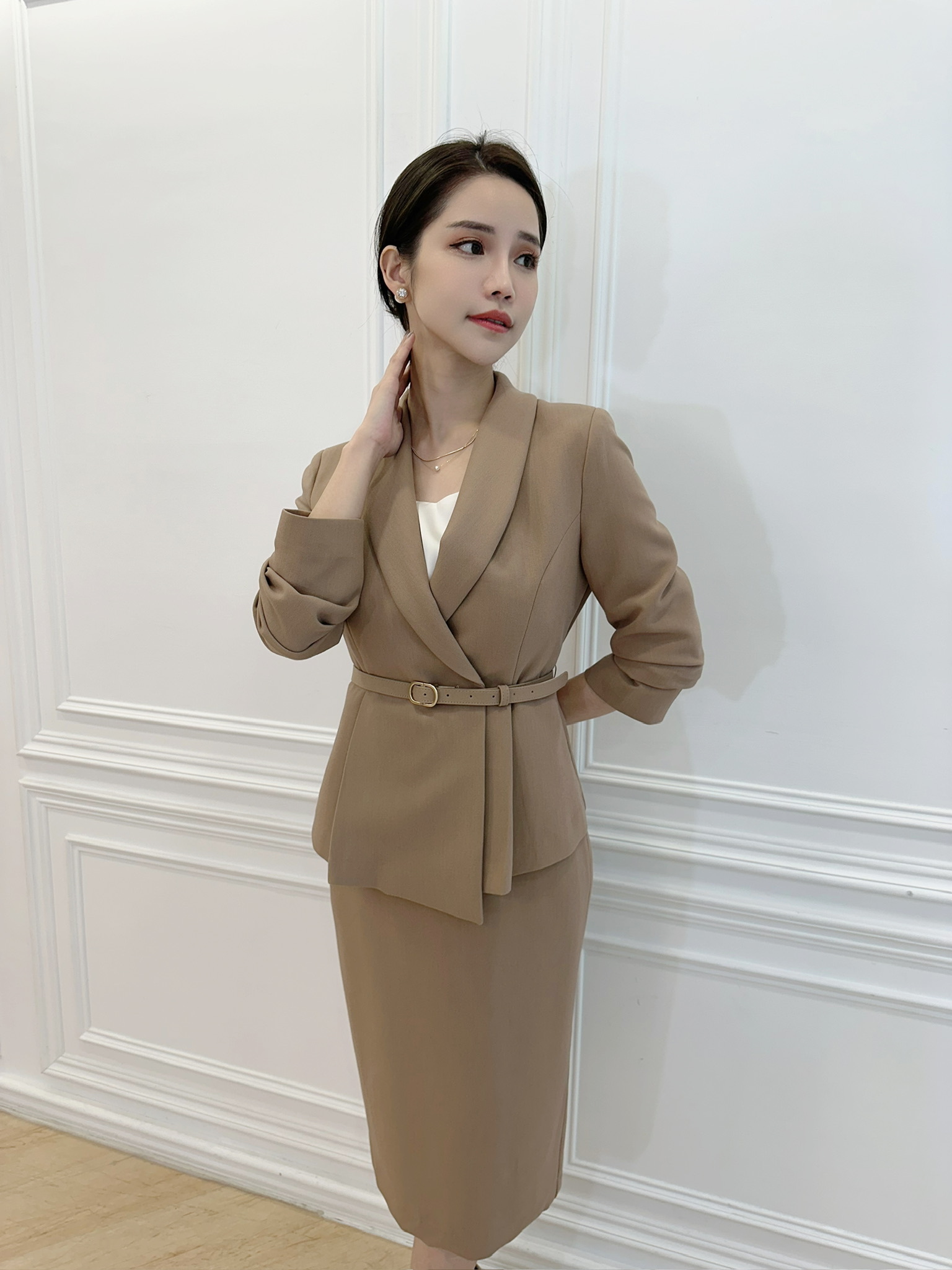 腰間打褶金腰帶西裝套裝