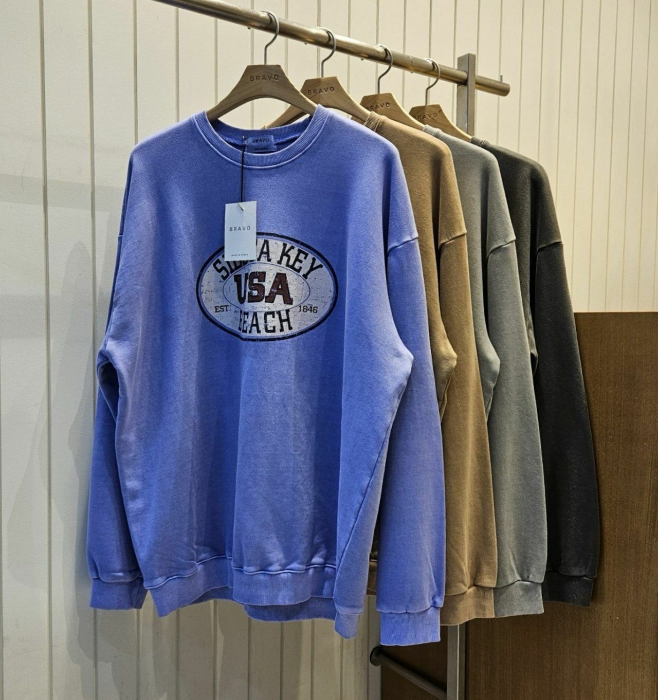 洗水英文字圖案衛衣(薄抓毛底) BRAVO-003T