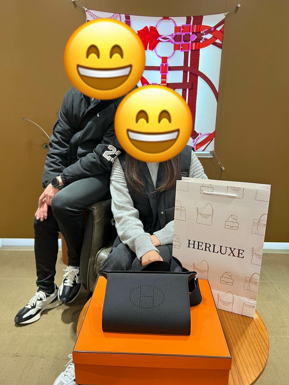 【 感謝支持 】爽快靚靚同先生到店來pick up videopoches黑銀🖤🔗 呢隻袋男女🉑背✌🏻️ 好襯先生同太太嘅穿搭😍 多謝你嘅支持與信任🫶