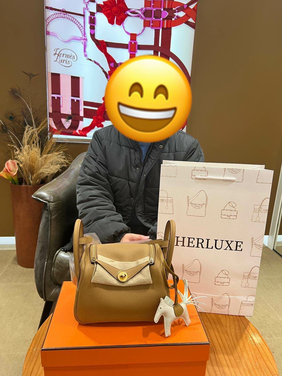 【 感謝支持 】愛妻號先生來pick up lindy mini餅乾色🥳 係送比太太嘅聖誕禮物🎁 先生見到實物好滿意😍 太太收到禮物亦非常開心☺️ so sweet❤️‍🔥 先生仲表示會推薦朋友來HERLUXE🎉 多謝你嘅支持與信任🫶💪