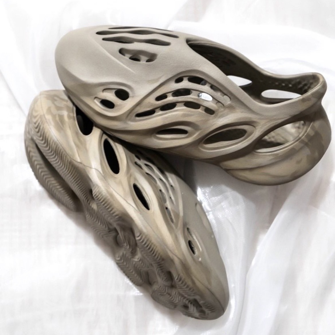 adidas Yeezy Foam RNR "Stone Sage" 鼠尾草 灰棕 GX4472