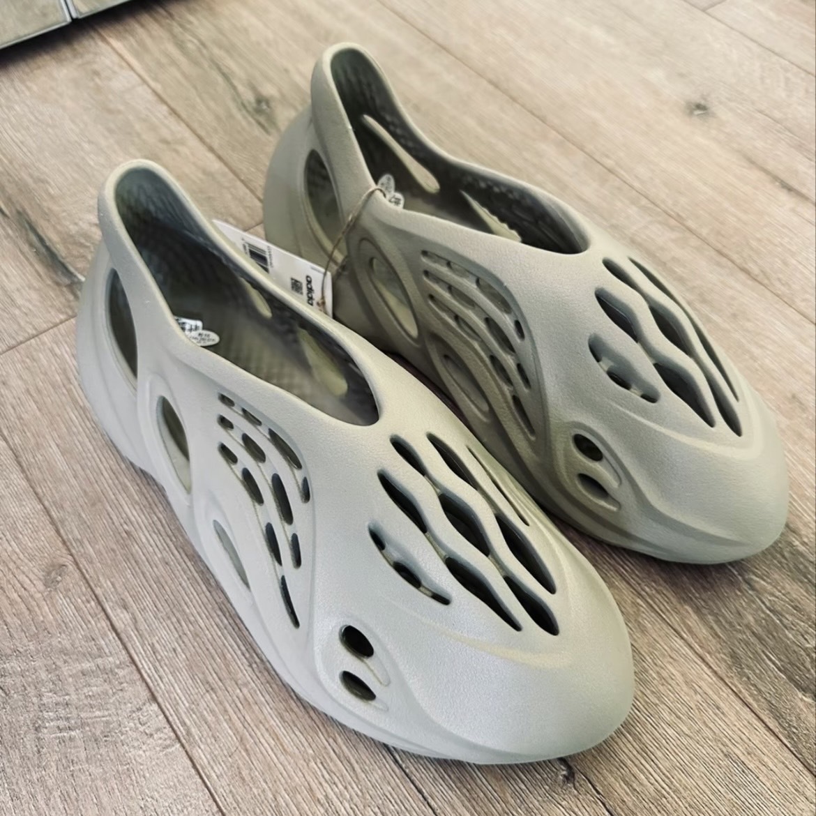 adidas Yeezy Foam RNR "Stone Salt" 淺灰 GV6840