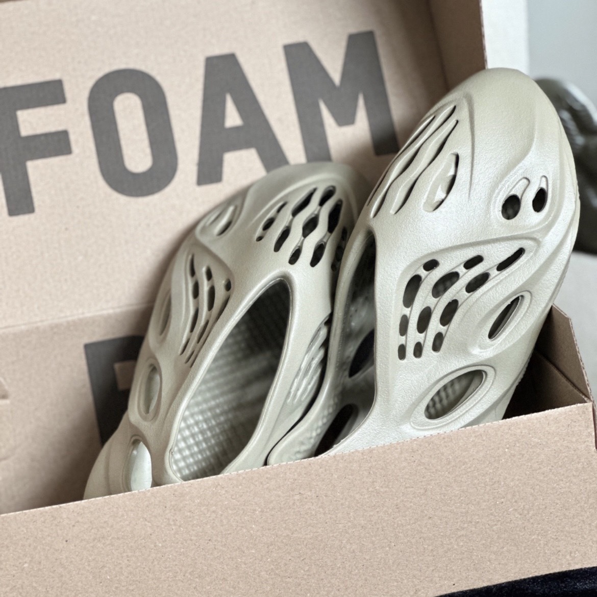 adidas Yeezy Foam RNR "Stone Salt" 淺灰 GV6840