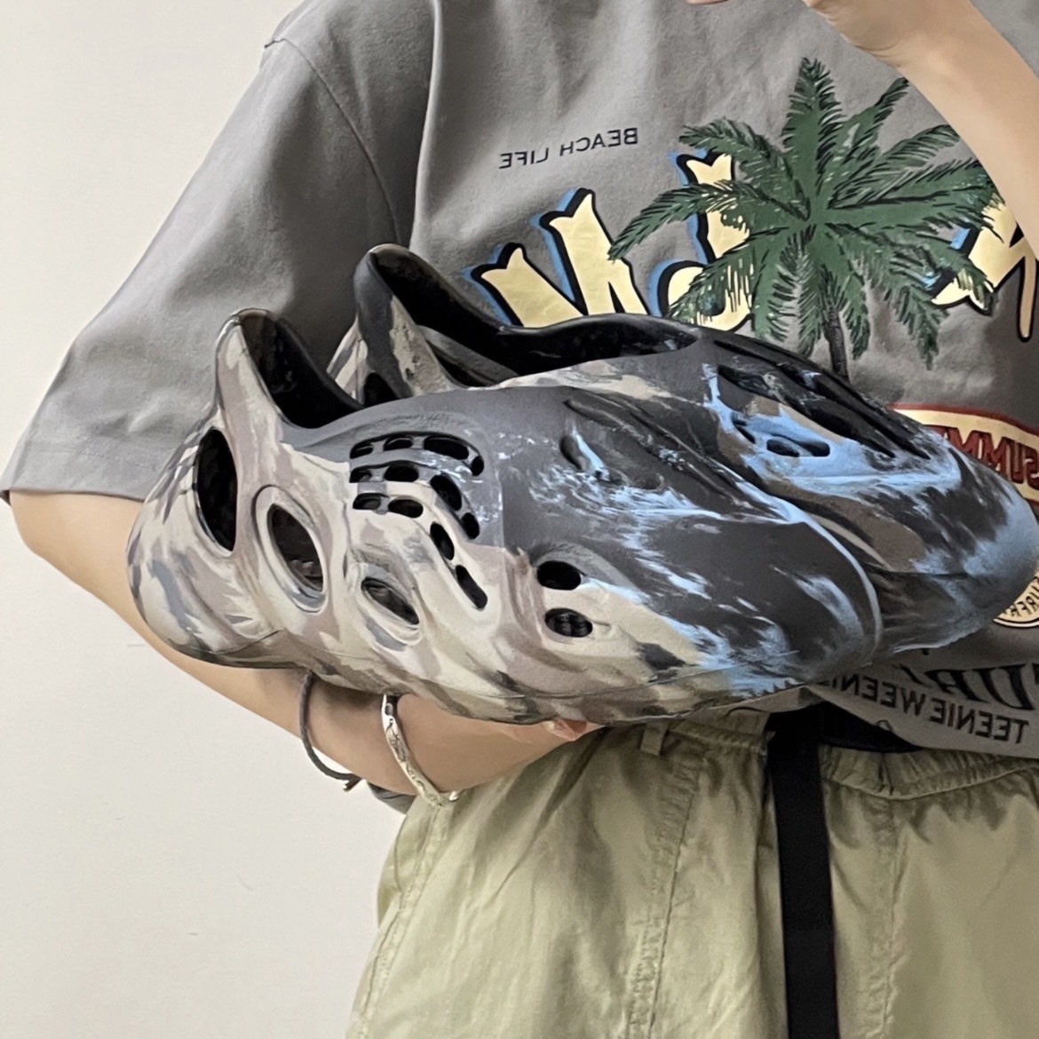 adidas Yeezy Foam RNR "MX Cinder" 黑炫彩 ID4126