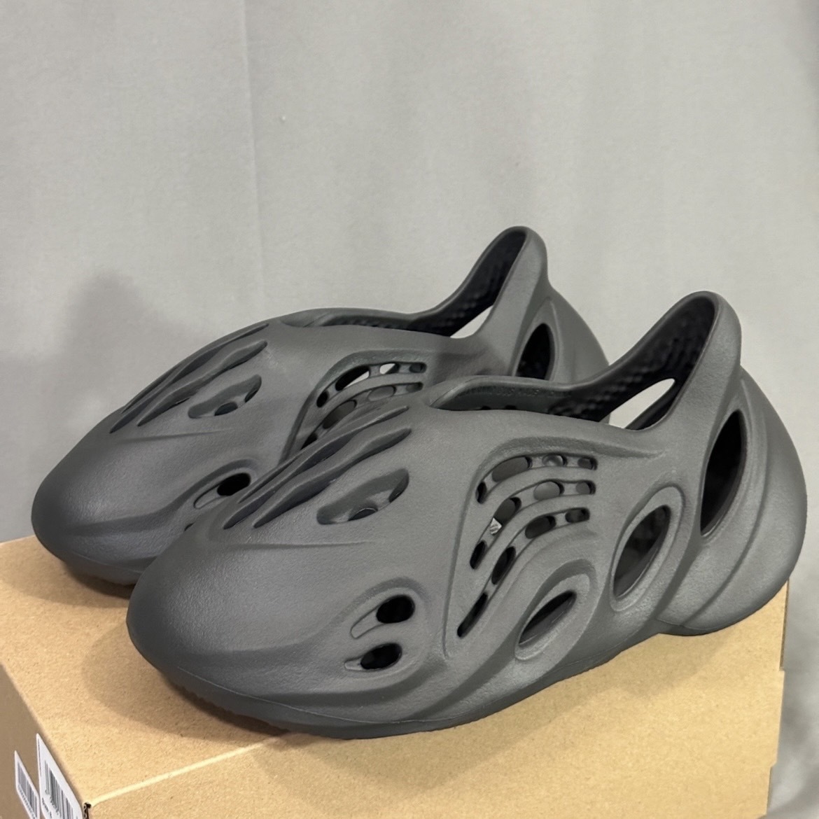 adidas Yeezy Foam RNR "Carbon" 黑灰 IG5349