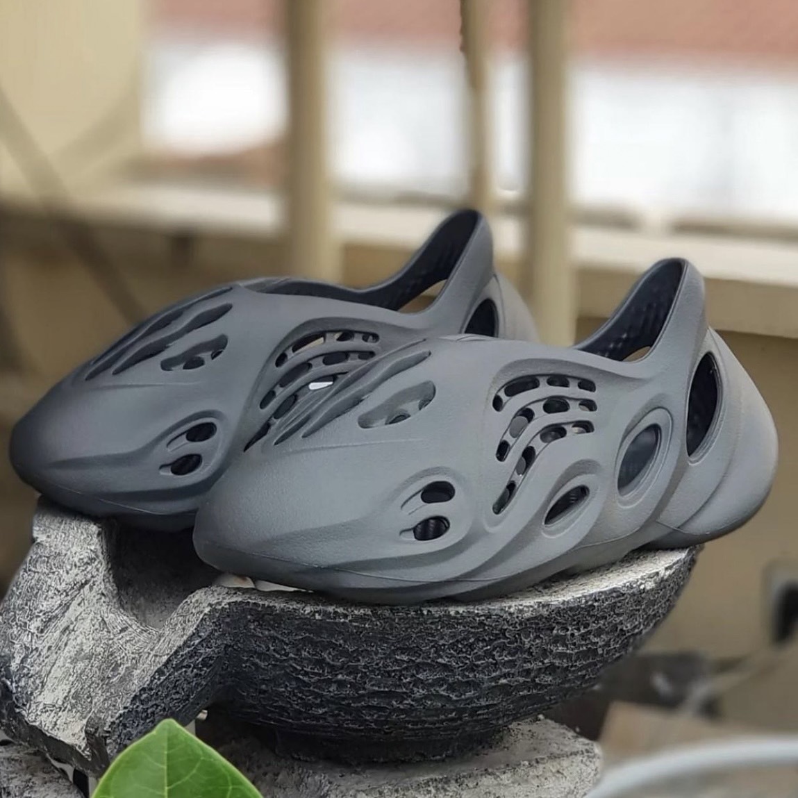 adidas Yeezy Foam RNR "Carbon" 黑灰 IG5349