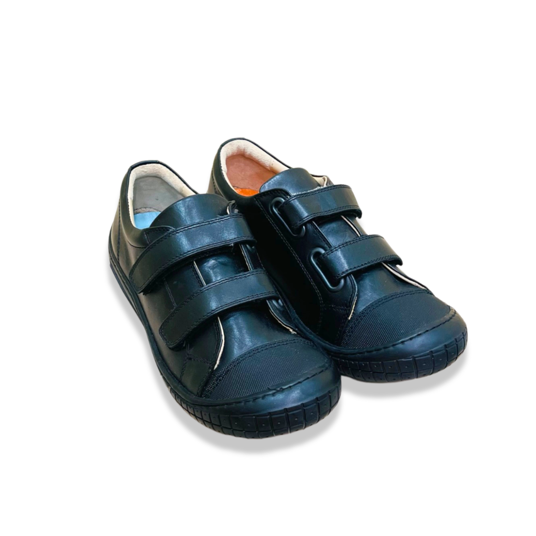 Petasil Linus 黑色學生皮鞋