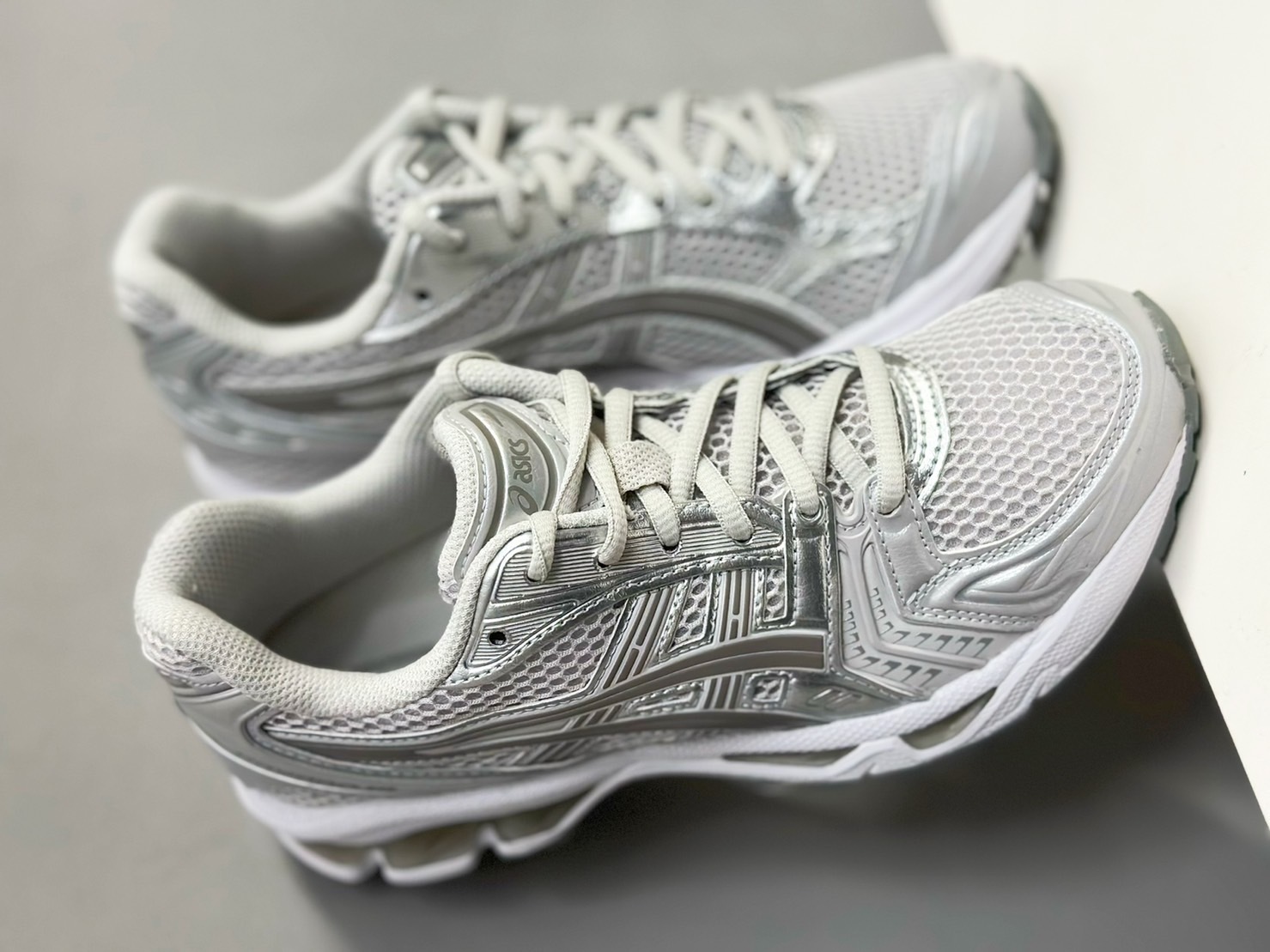 ASICS 慢跑鞋GEL-KAYANO 14 白銀金屬復古女1202A056-021