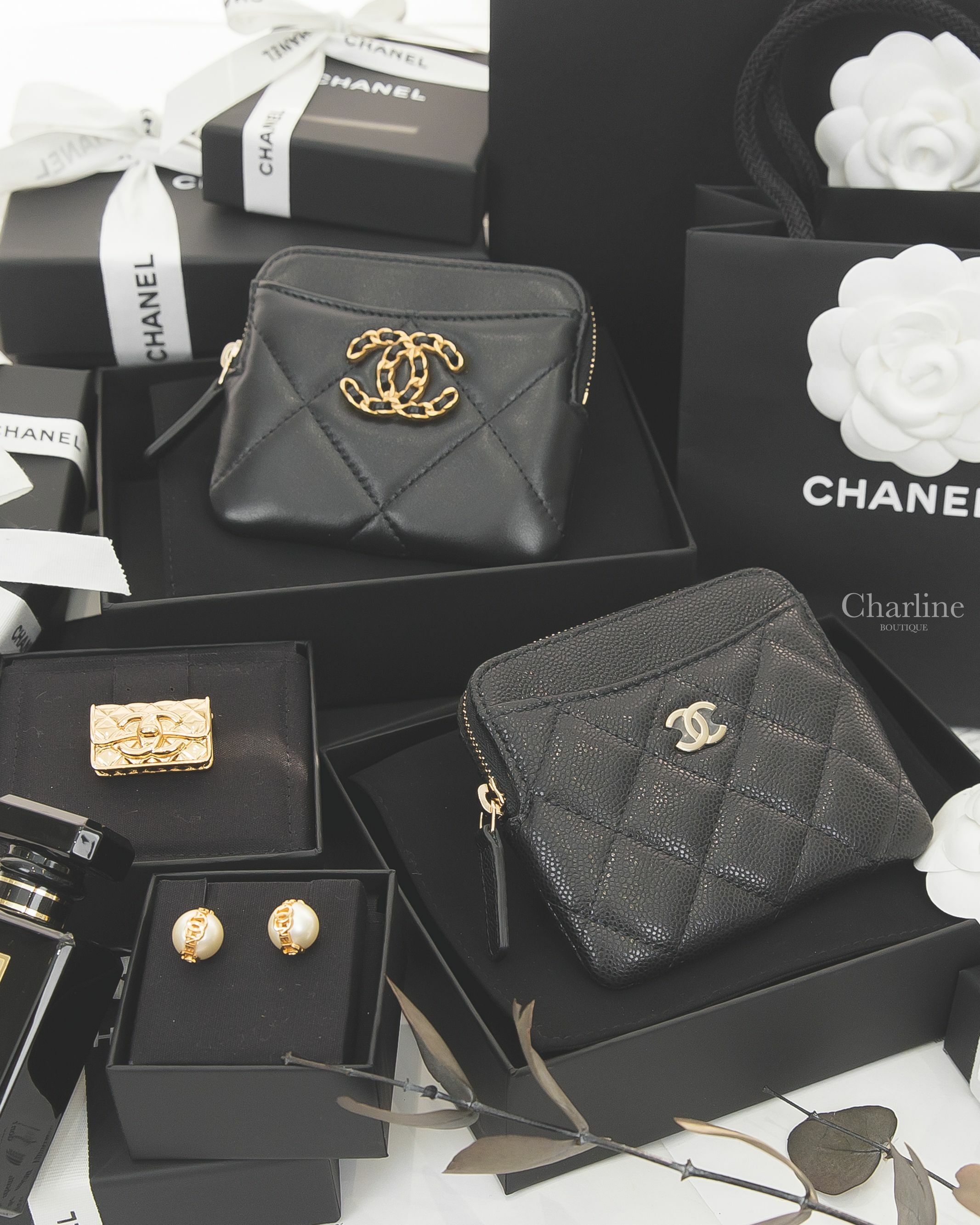 Chanel Earrings 金色字母CC滾邊圓形珍珠耳環,Brooch 金色CC菱格紋包包胸針,黑色金鍊帶CC酒紅內裡大菱格羊皮卡片零錢夾,黑色金CC酒紅內裡荔枝菱格紋卡片零錢夾-Charline Boutique 精品代購