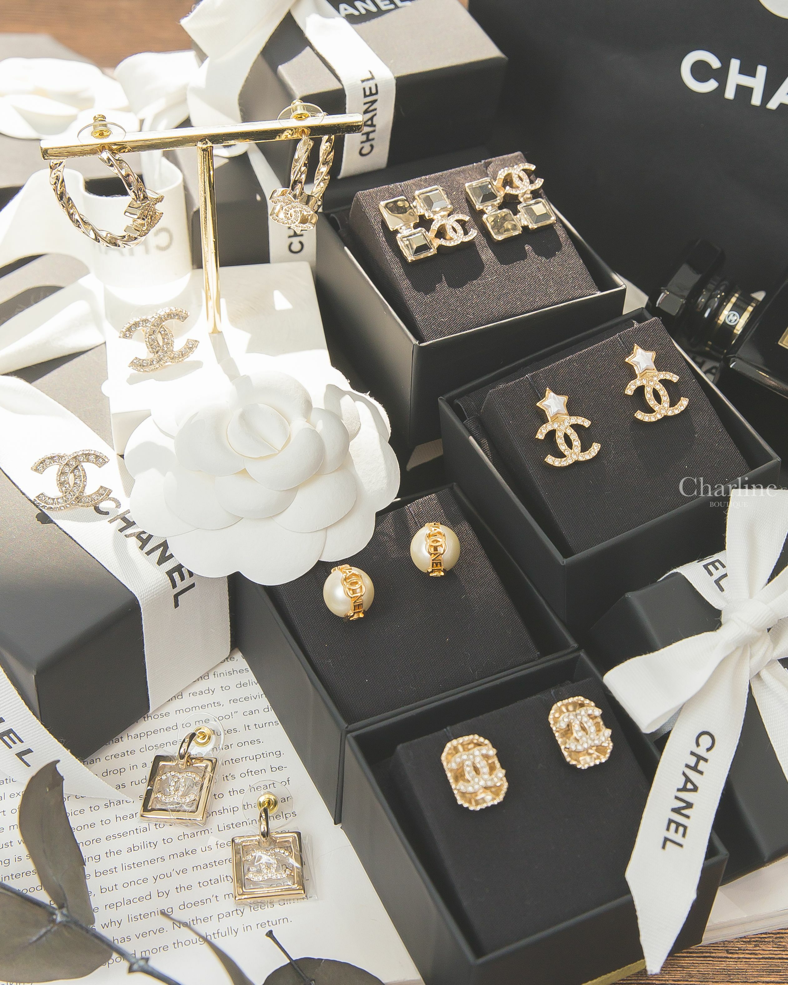 Chanel金色字母CC滾邊圓形珍珠耳環,金色條紋水鑽CC圈型耳環,金色水晶金屬方格水鑽CC方形耳環,金色方格CC水鑽耳環,白色珍珠星星金色水鑽CC耳環,金色水鑽CC長方形耳環,金色簍空水鑽CC方型耳環-Charline Boutique 精品代購
