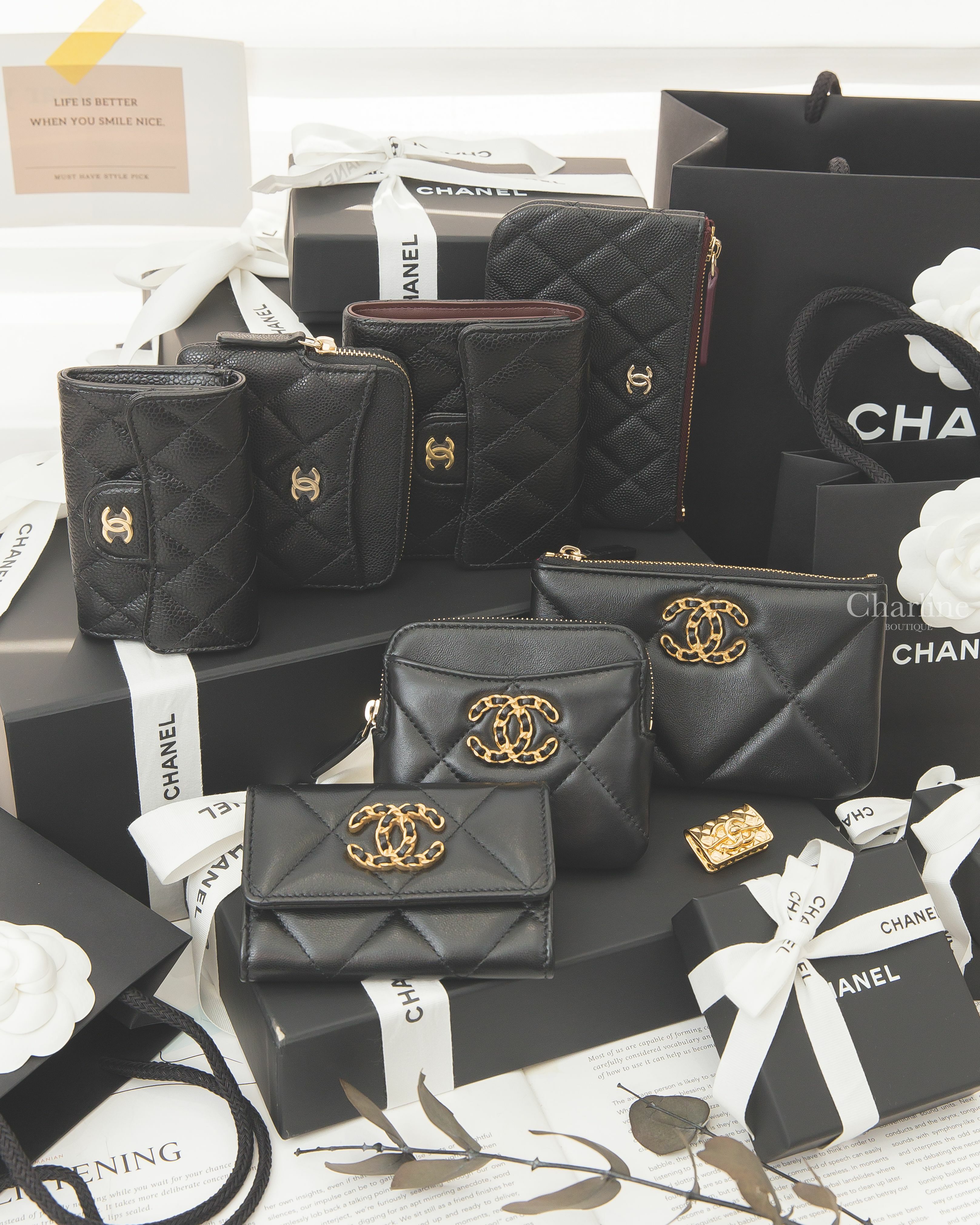 Chanel金色CC菱格紋包包胸針,黑色大菱格羊皮卡片零錢夾,黑色荔枝卡片零錢夾,黑色荔枝菱格紋零錢夾,黑色荔枝菱格紋三折短夾,黑色荔枝菱格紋拉鍊零錢包,黑色羊皮前釦式零錢包,黑色大菱格紋羊皮拉鍊零錢包-Charline Boutique 精品代購