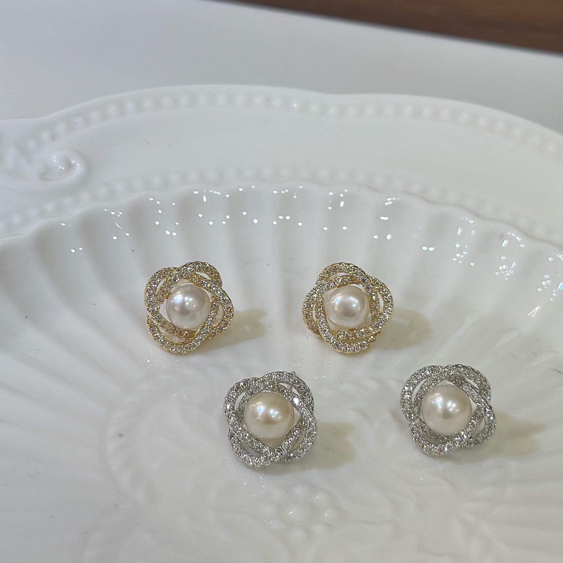 A38交叉排鑽珍珠耳貼