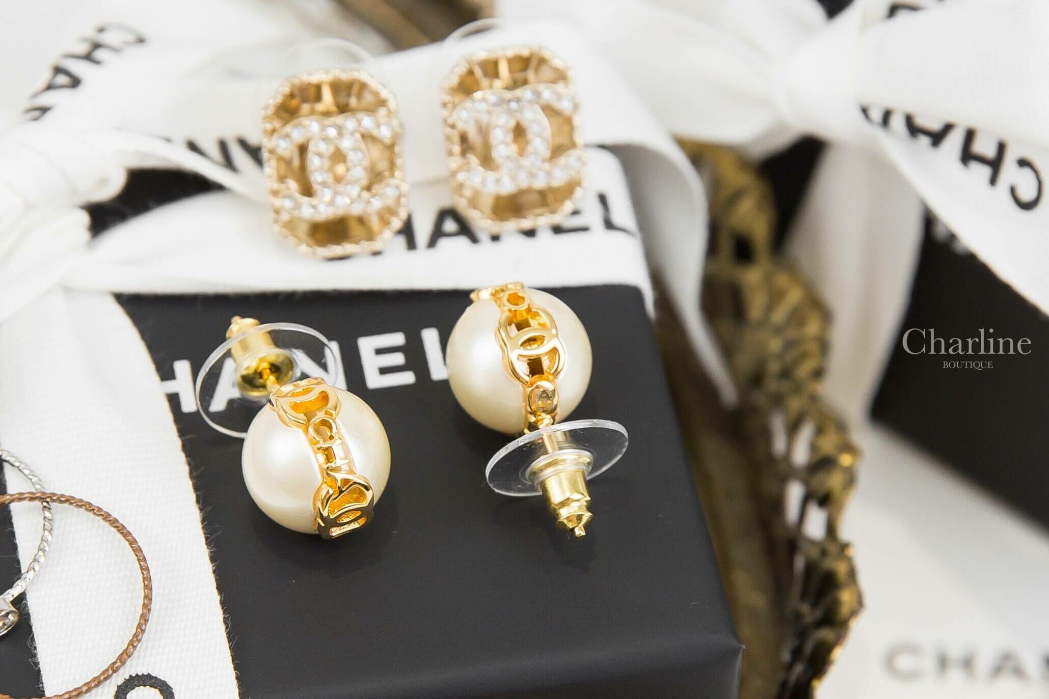 Chanel Earrings 金色字母CC滾邊圓形珍珠耳環-Charline Boutique 精品代購