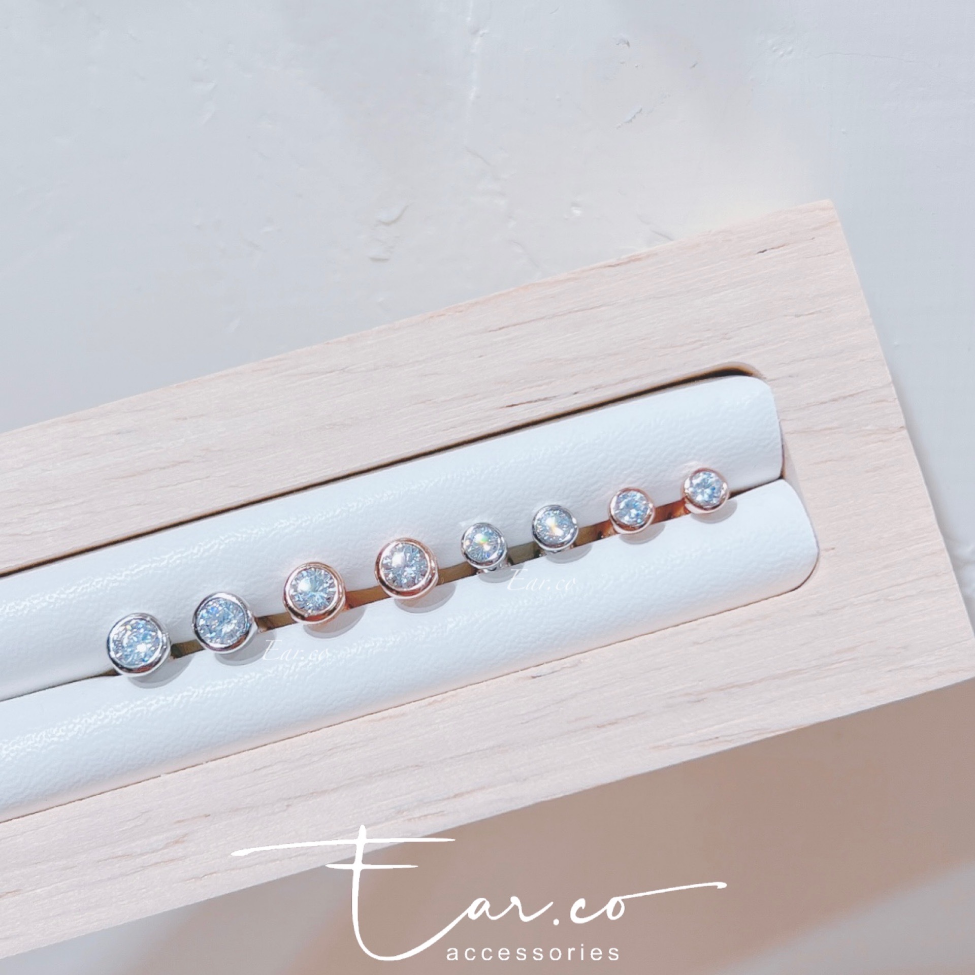 包邊圓鑽 背後心形通花 純銀耳珠/耳骨釘 [一對] #P037