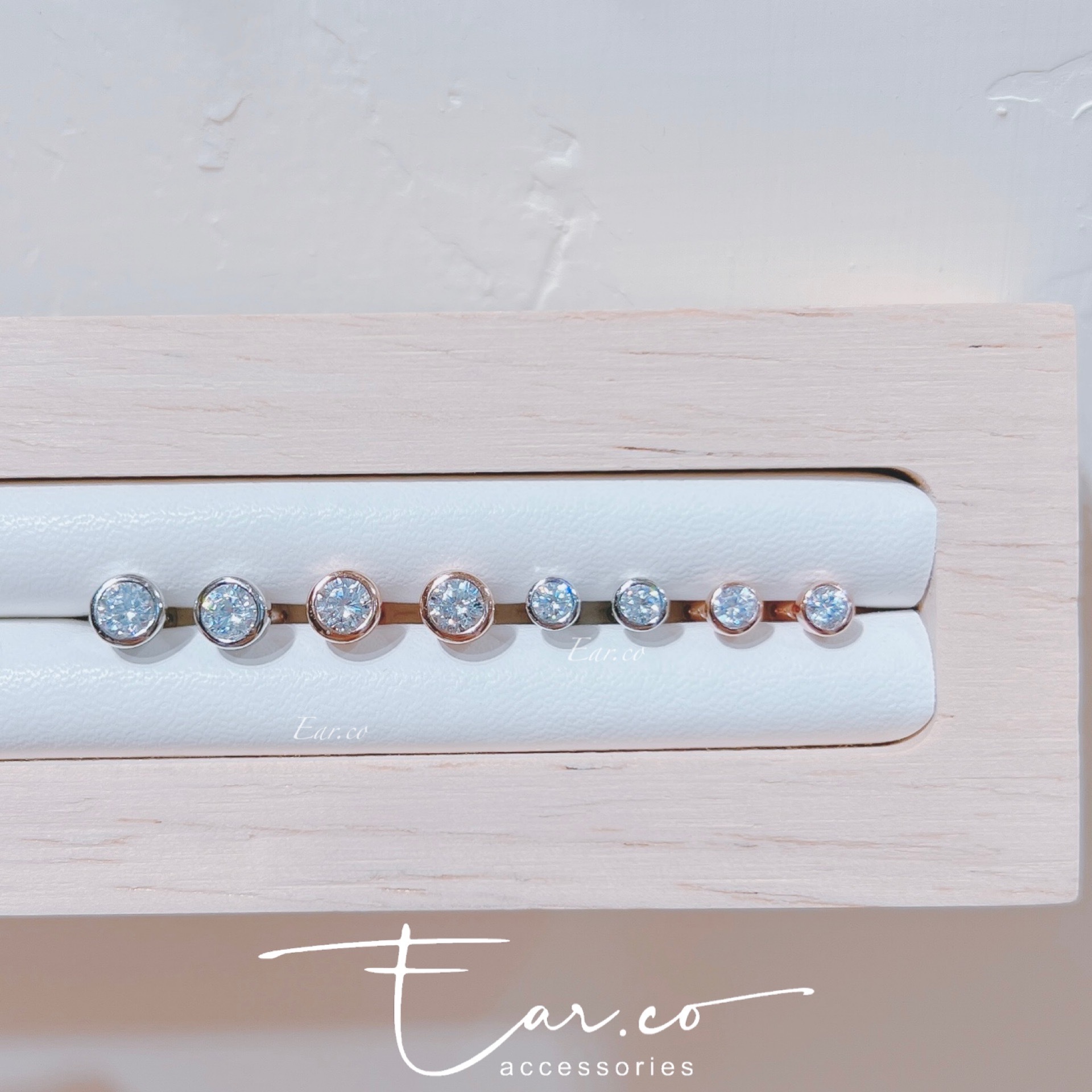 包邊圓鑽 背後心形通花 純銀耳珠/耳骨釘 [一對] #P037