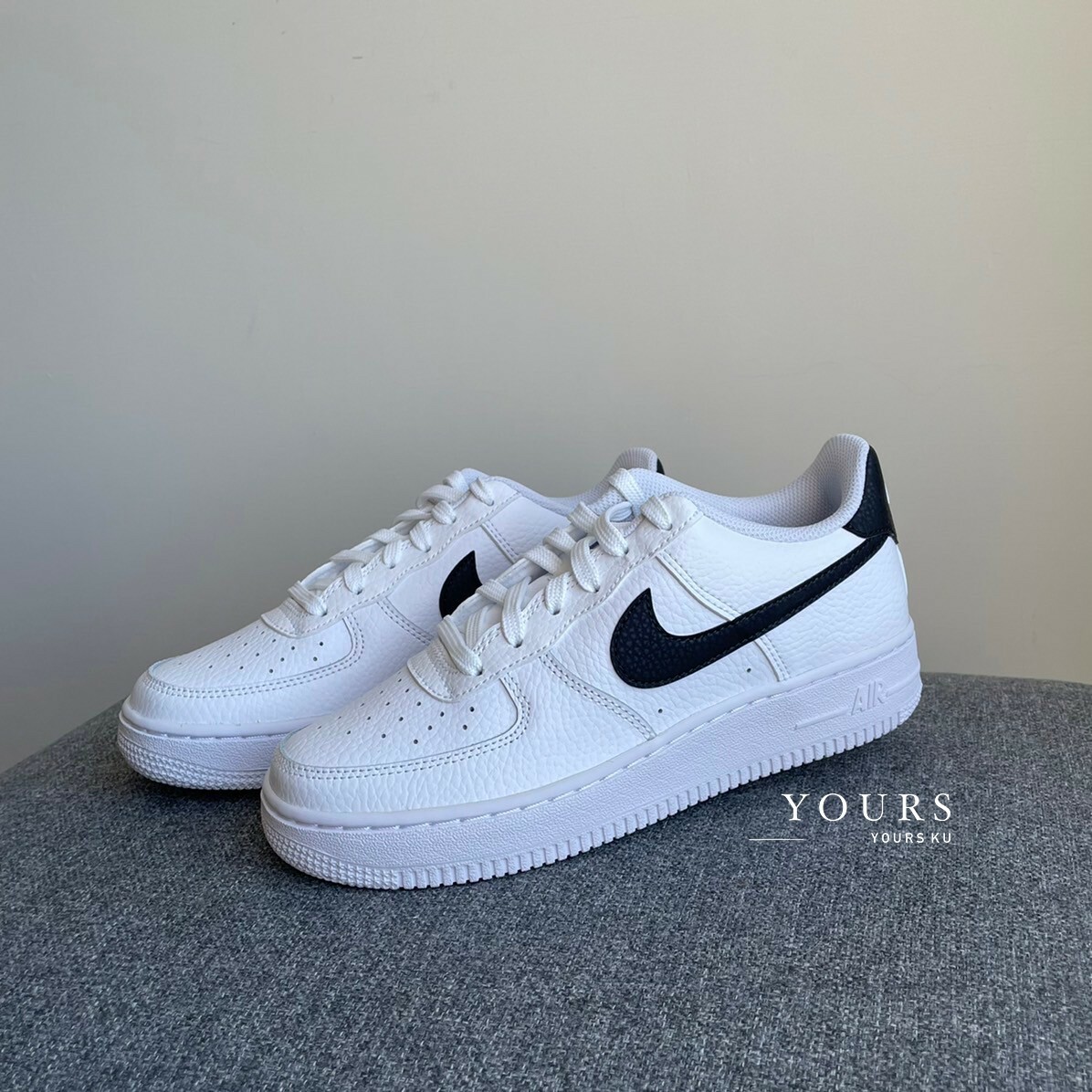 <官網限定> Nike Air Force 1 荔枝皮 黑勾 GS大童款（CT3839-100）
