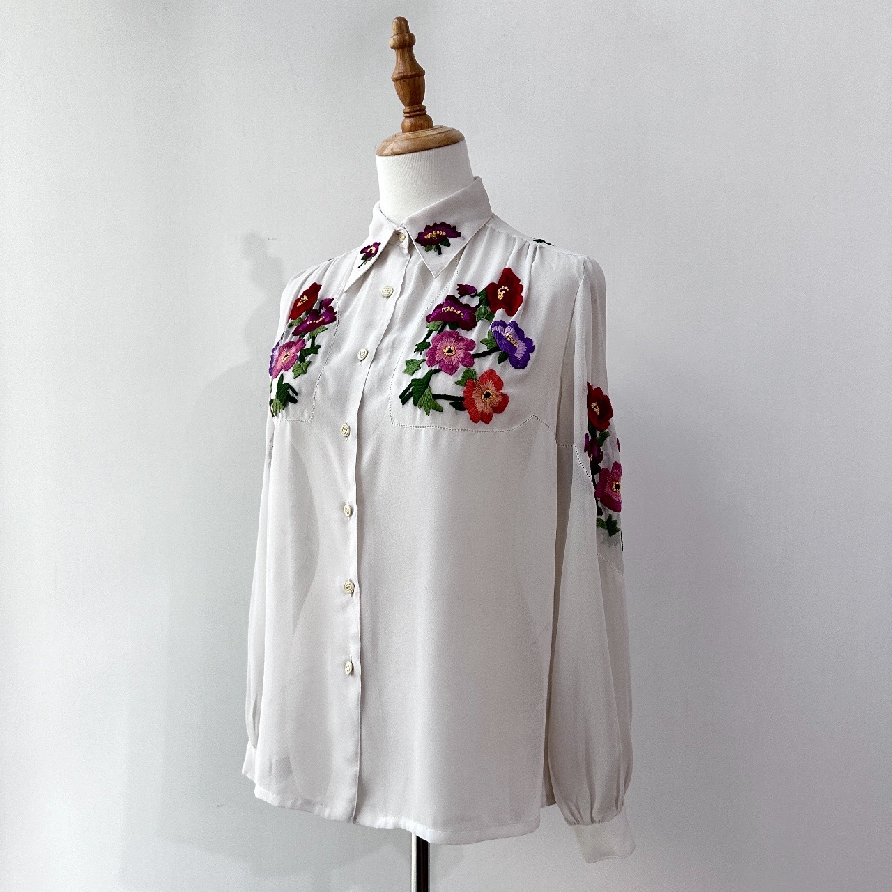 米白透視感配刺繡大花長袖上衣