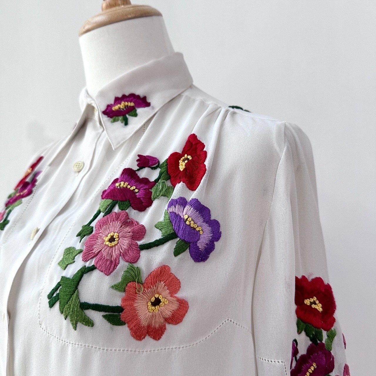 米白透視感配刺繡大花長袖上衣