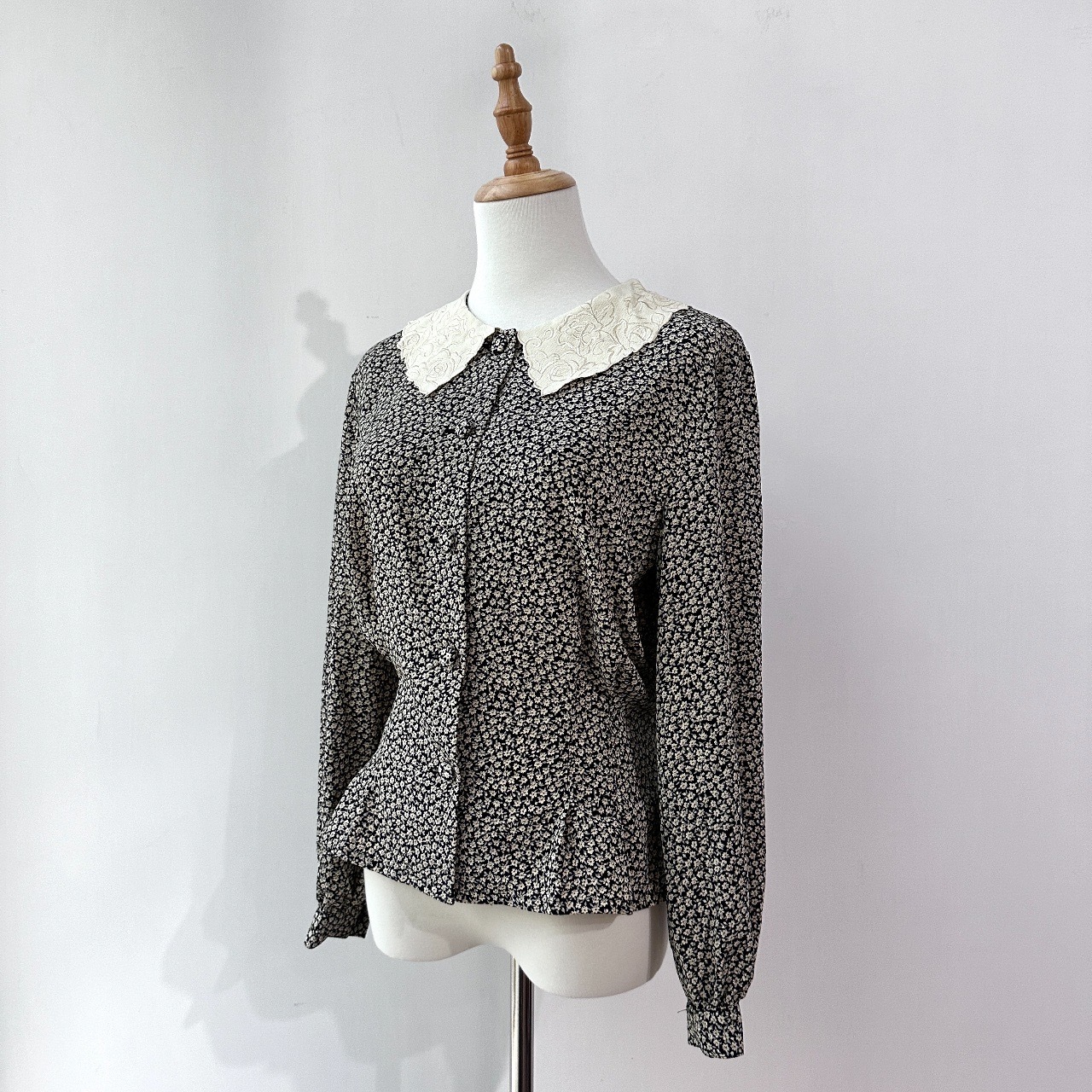 黑色碎花配玫瑰大領刺繡上衣