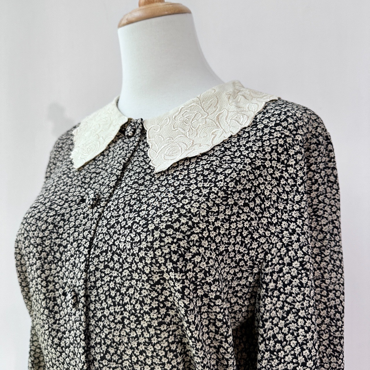 黑色碎花配玫瑰大領刺繡上衣