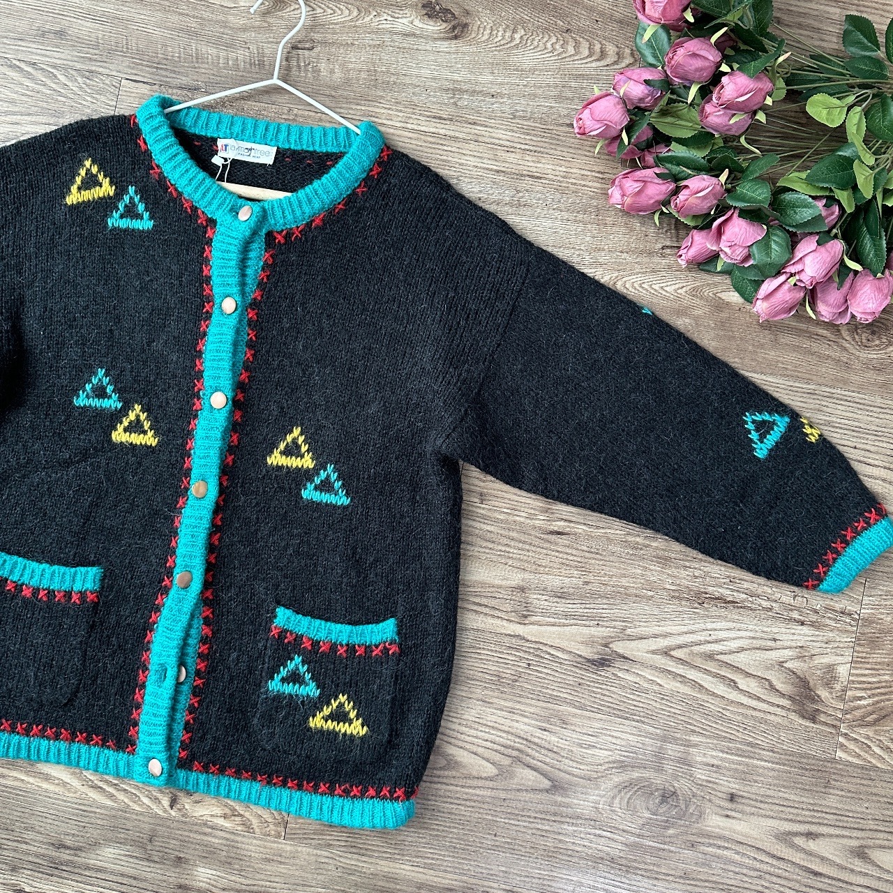 深灰色配湖水藍幾何圖案開胸毛衣