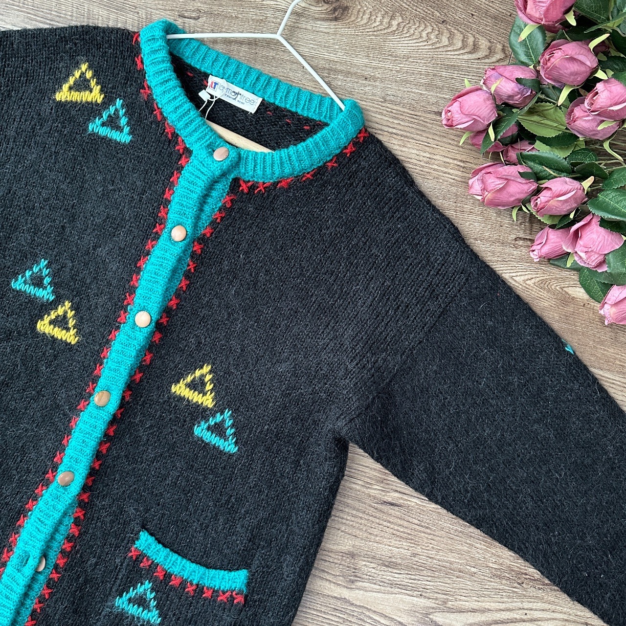 深灰色配湖水藍幾何圖案開胸毛衣