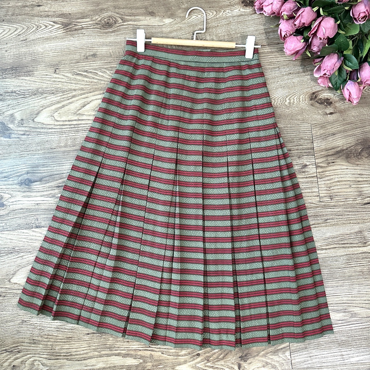 橄欖綠配紅色條紋打褶半身裙