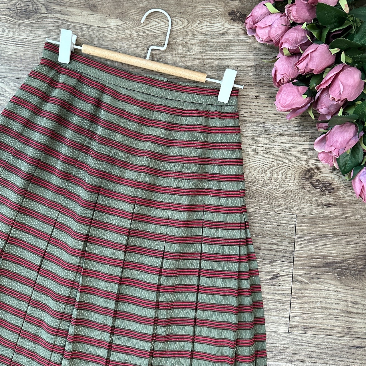 橄欖綠配紅色條紋打褶半身裙