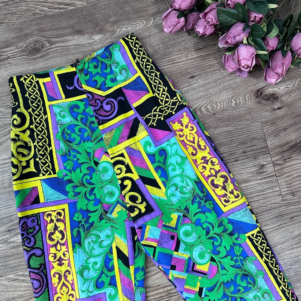 鮮艷彩色帶華麗感長褲