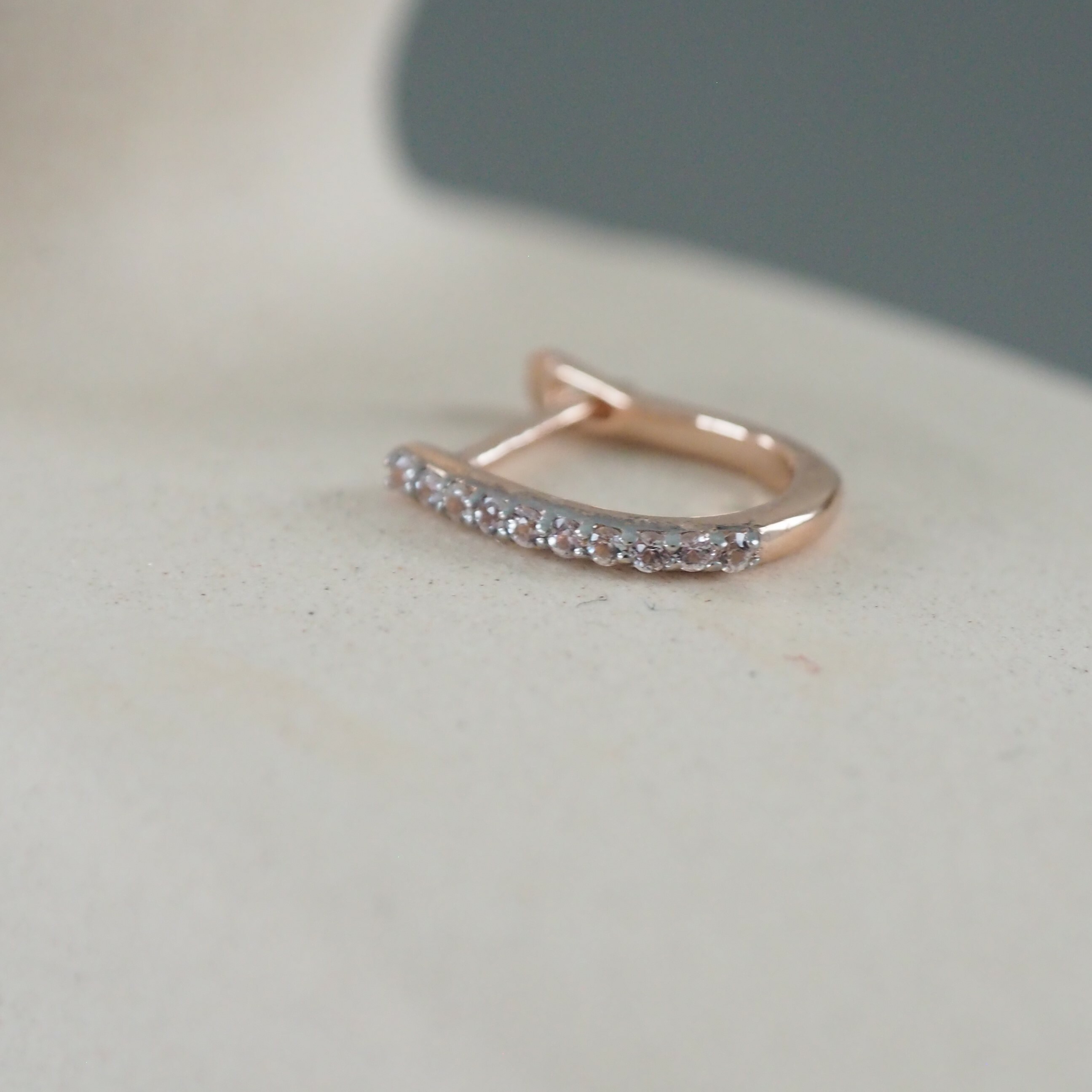 14k整排白色藍寶石針式耳圈