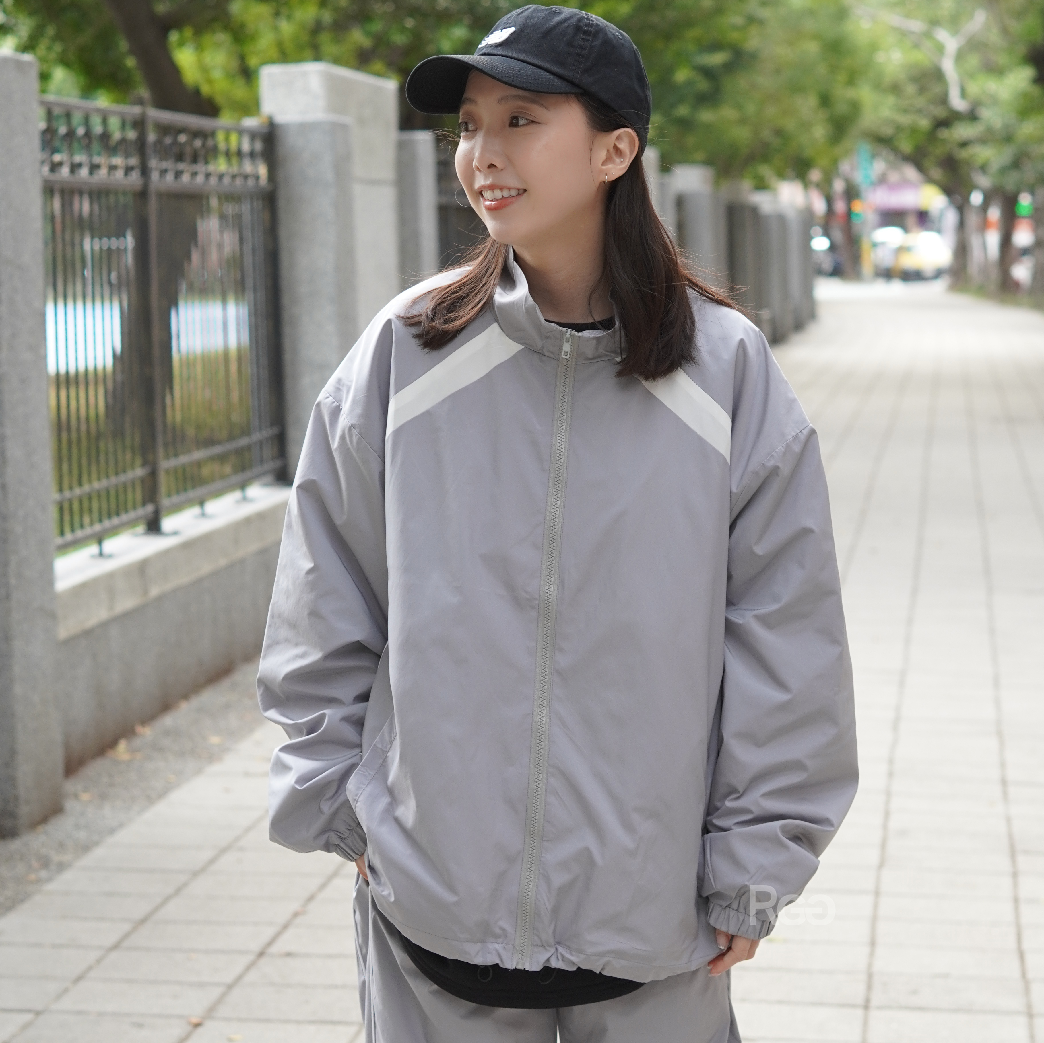 女模著出芽拼接尼龍套裝上衣淺灰Ｍ