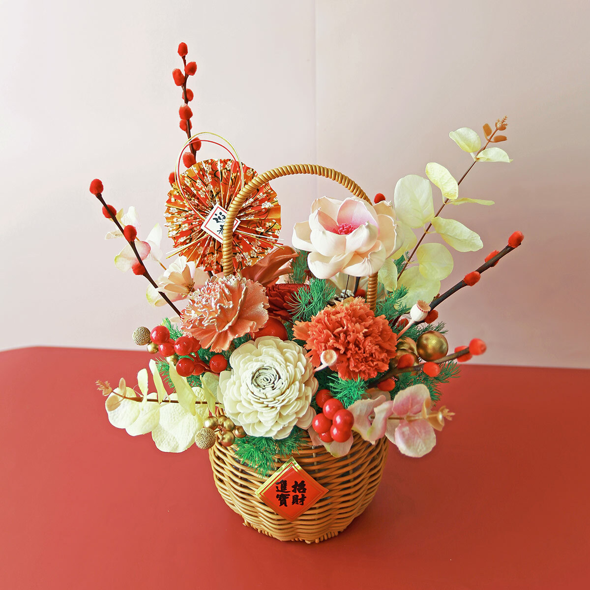 T37｜花開富貴新年藤編花籃｜乾燥花/永生花/索拉花/高擬真花｜粉色系新年桌花(新年裝飾物款式隨機)
