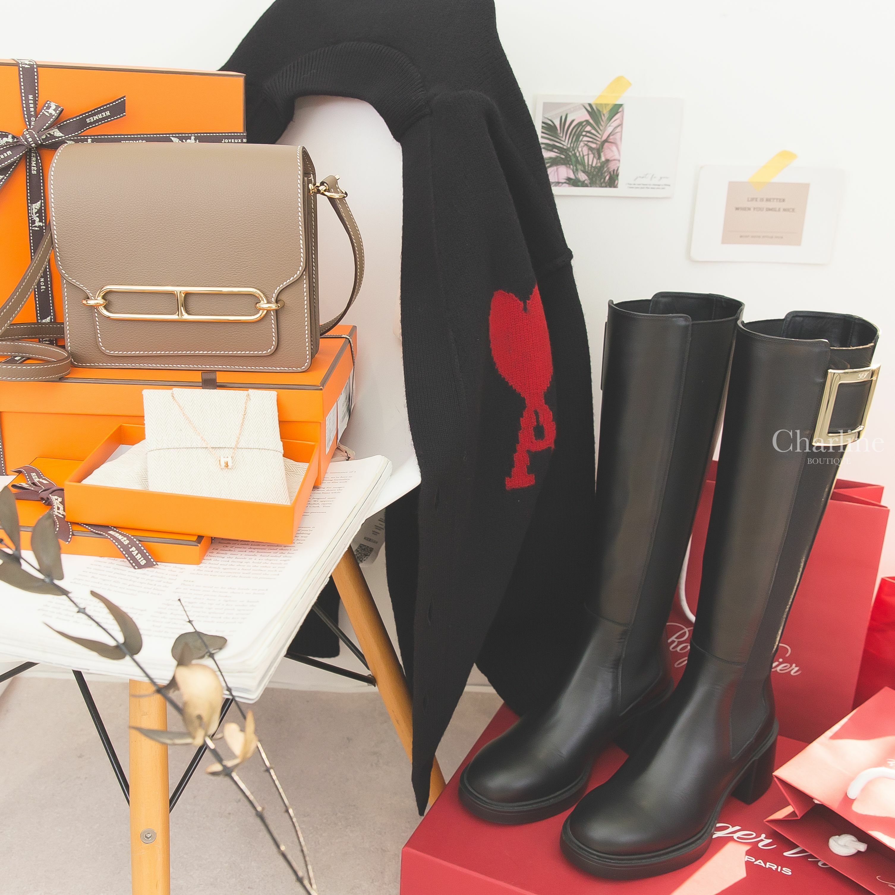 Hermès Roulis B刻大象灰金釦肩背包,白色迷你珐瑯鍍玫瑰金簍空橢圓項鍊,Roger Vivier黑色金色方釦皮革粗跟長靴,Ami黑色大愛心羊毛寬鬆開襟長袖外套-Charline Boutique 精品代購
