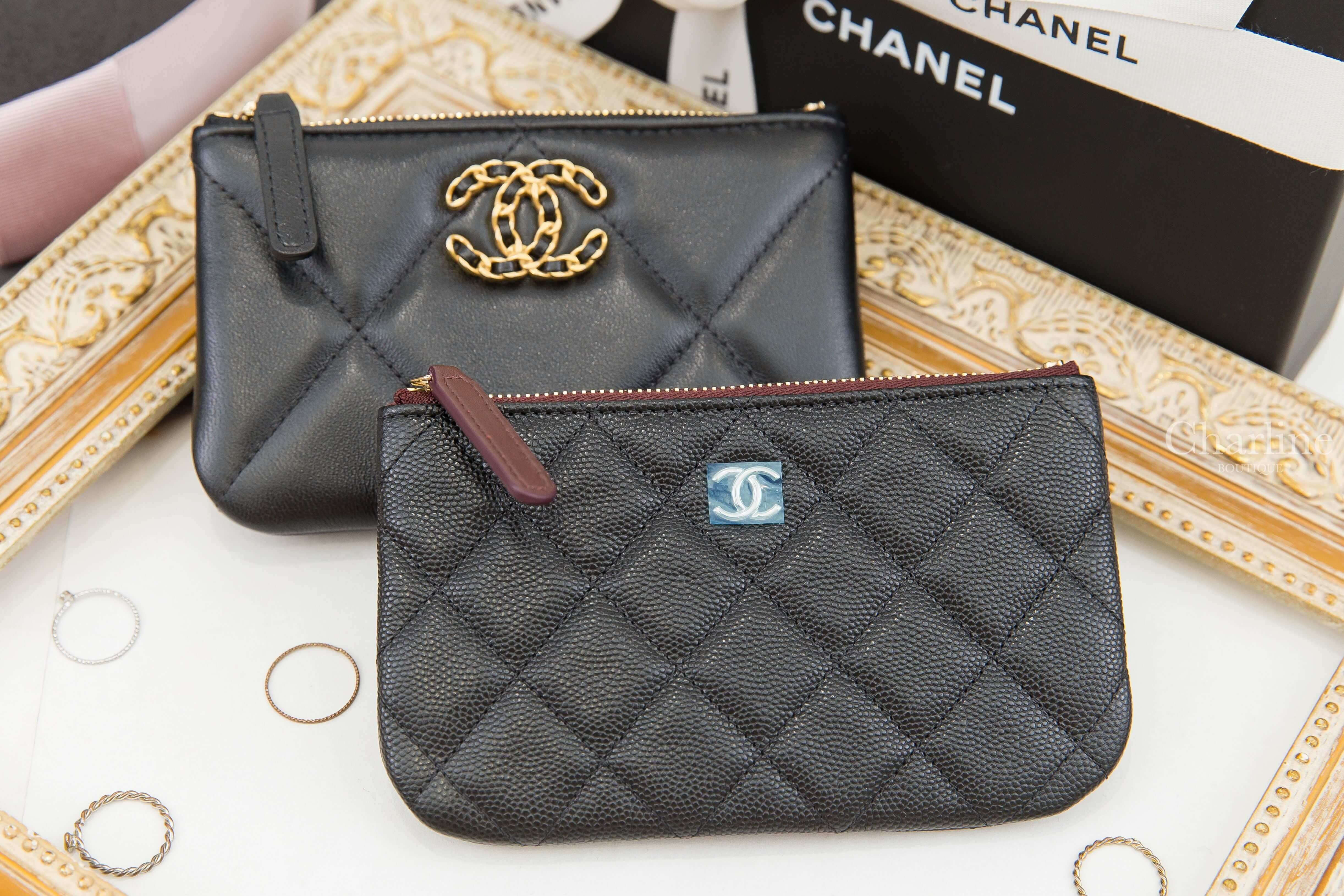 Chanel Classic Mini Pouch 黑色金CC酒紅內裡荔枝紋零錢包,Chanel Mini Pouch黑色金鍊帶CC酒紅內裡大菱格紋羊皮拉鍊零錢包-Charline Boutique 精品代購