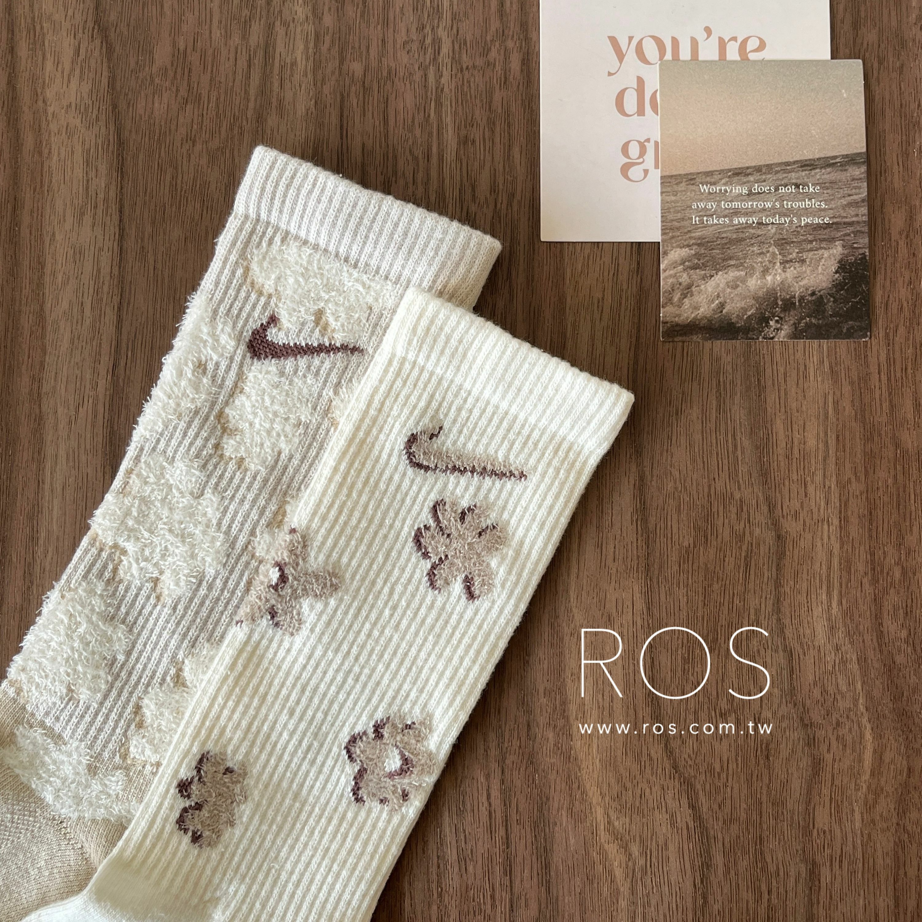 Nike 花花中筒襪