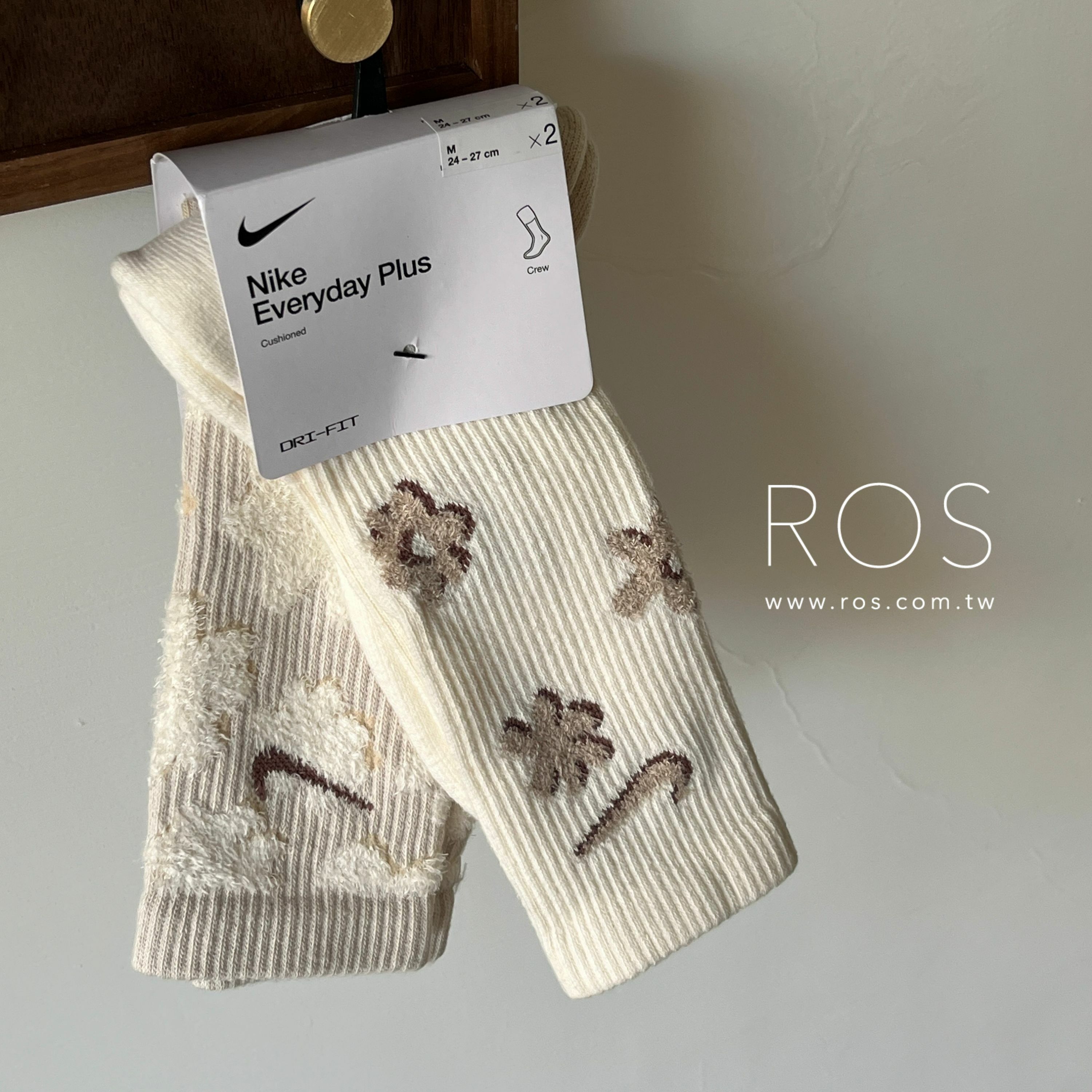 Nike 花花中筒襪