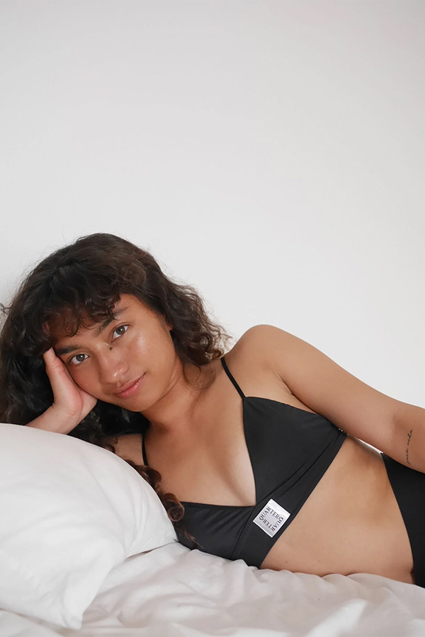 QUARTER - 舒適三角杯內衣 / 黑