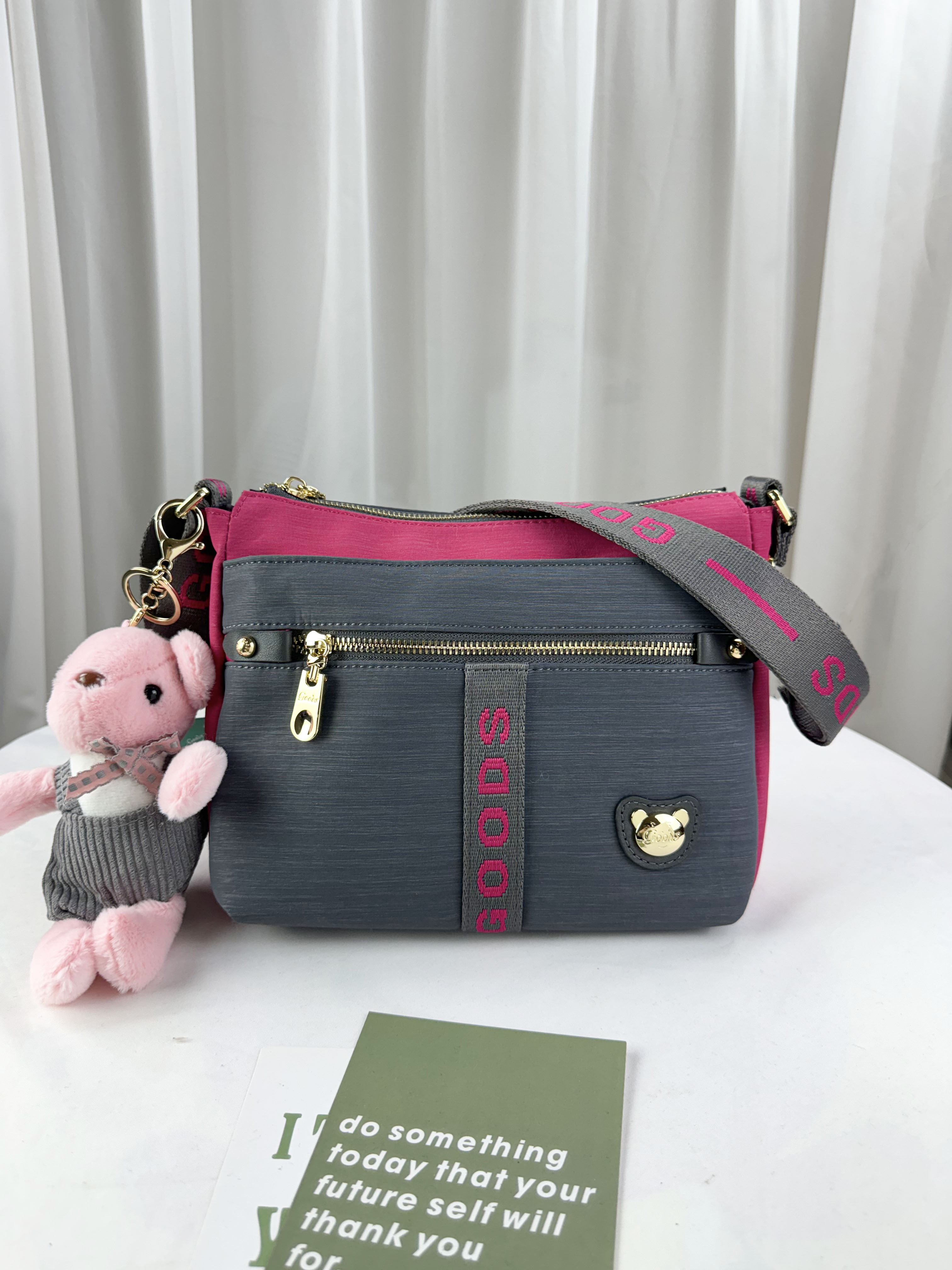GOODS 灰桃拼色防潑水側背包 附兔兔吊飾 #2672