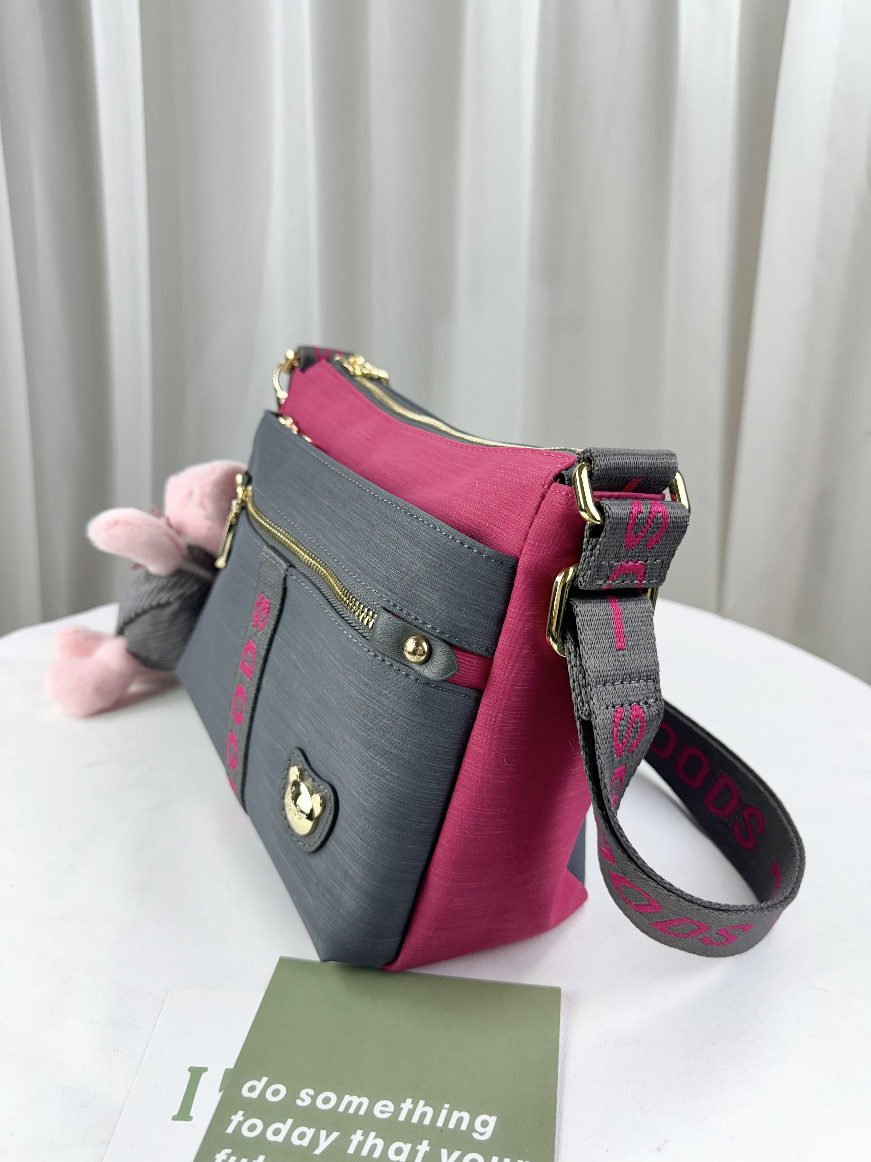 GOODS 灰桃拼色防潑水側背包 附兔兔吊飾 #2672