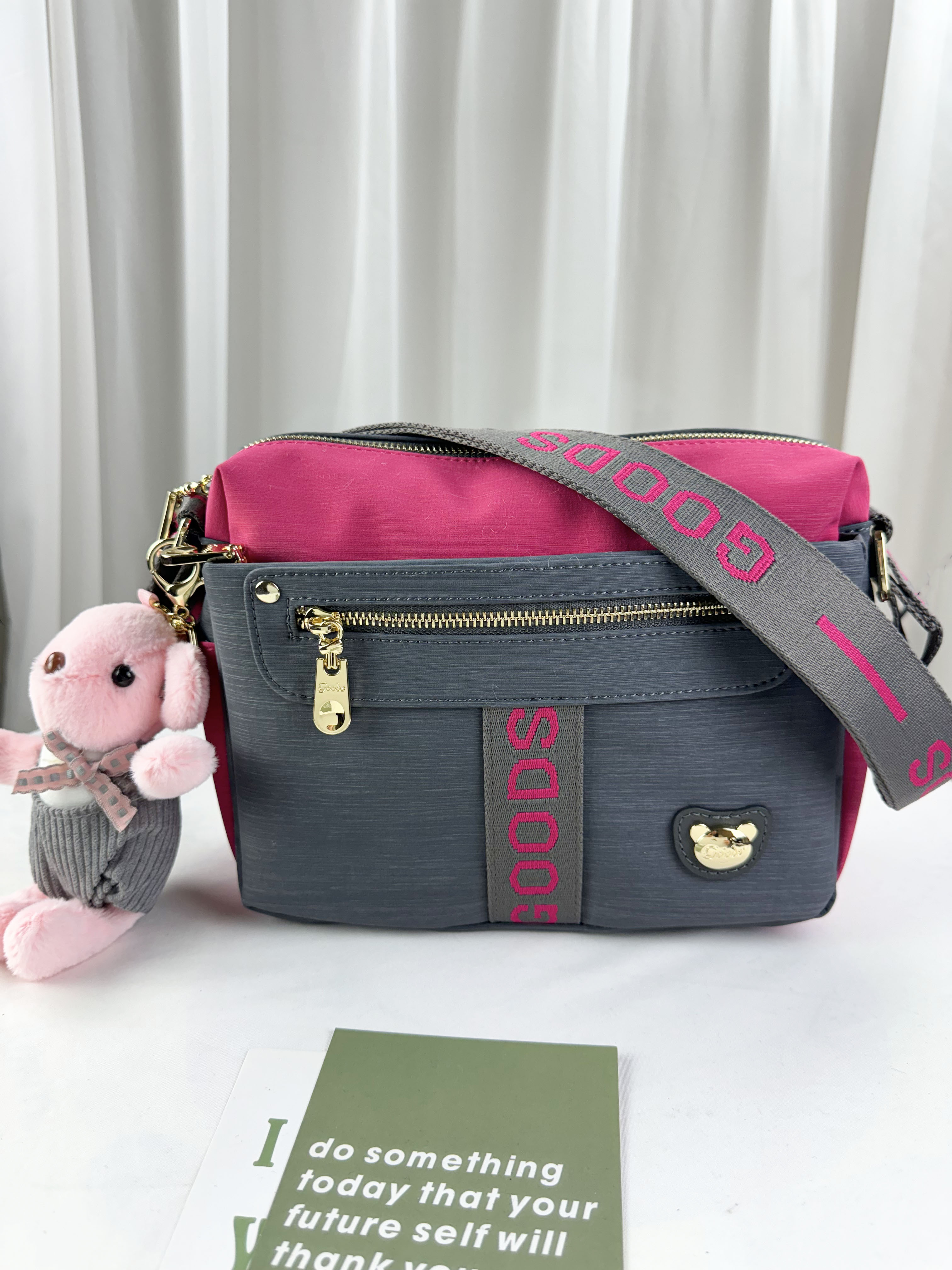 GOODS 灰桃拼色防潑水側背包 附兔兔吊飾 #29295