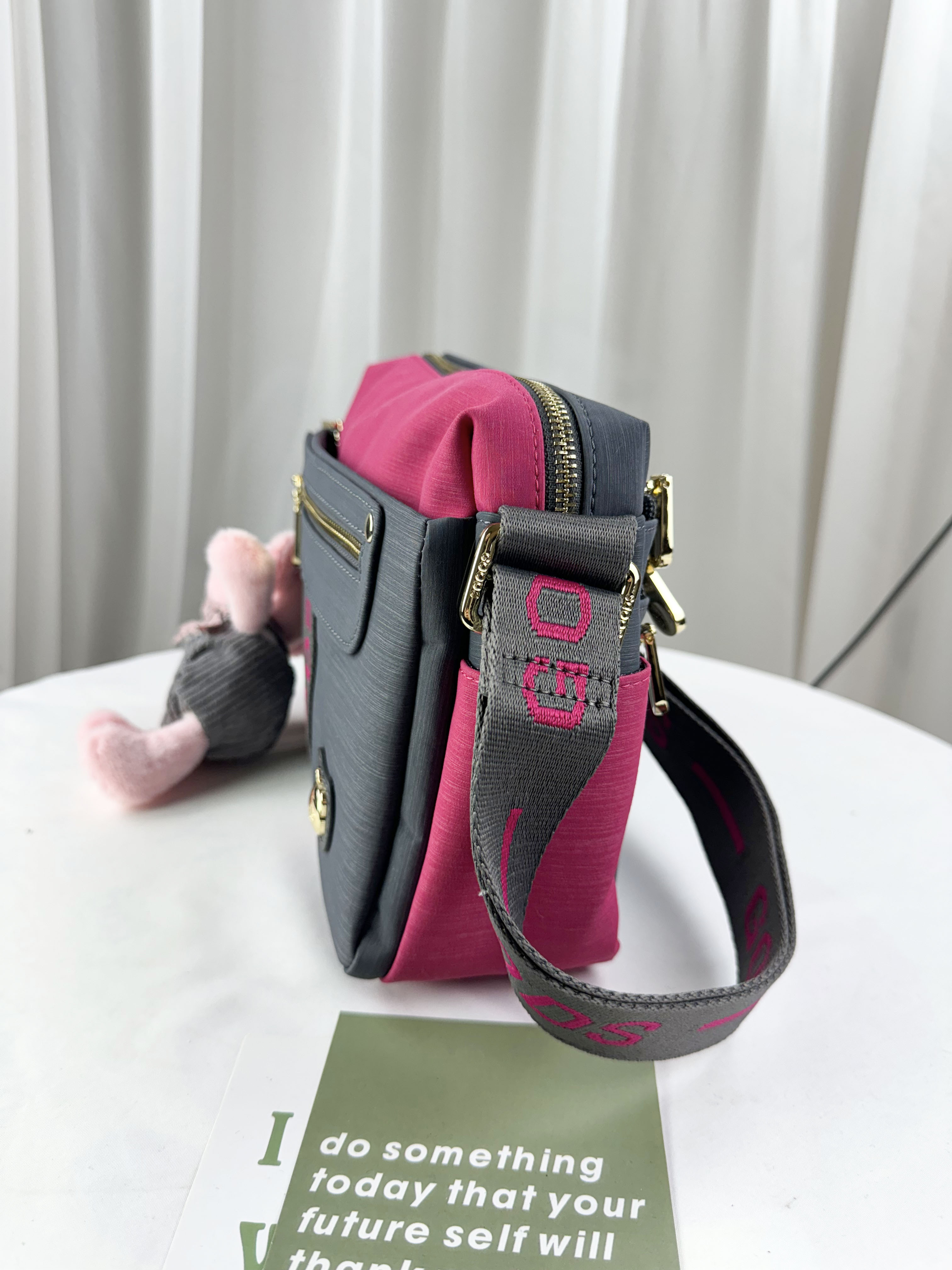 GOODS 灰桃拼色防潑水側背包 附兔兔吊飾 #29295