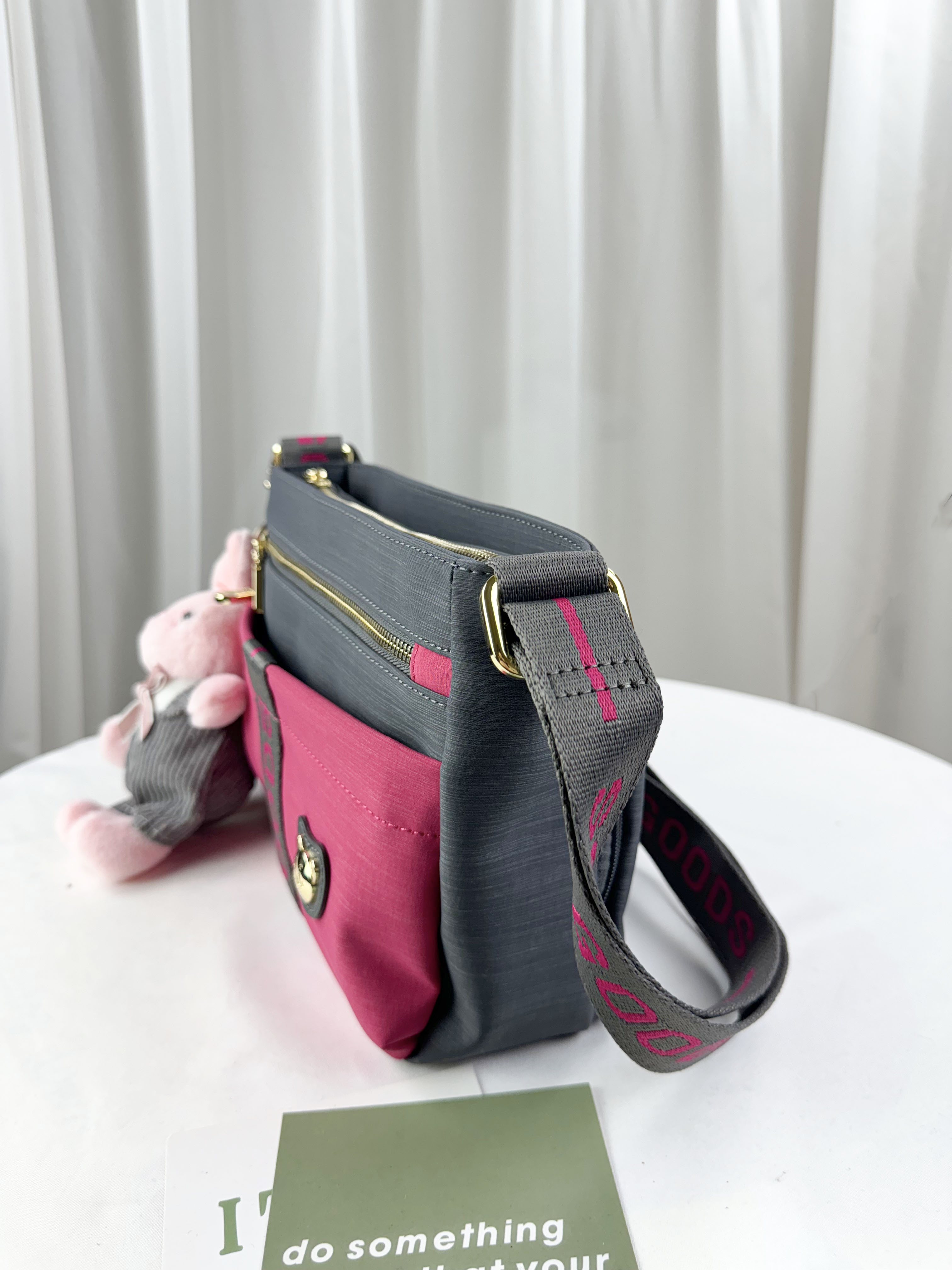 GOODS 灰桃拼色防潑水側背包 附兔兔吊飾 #2722